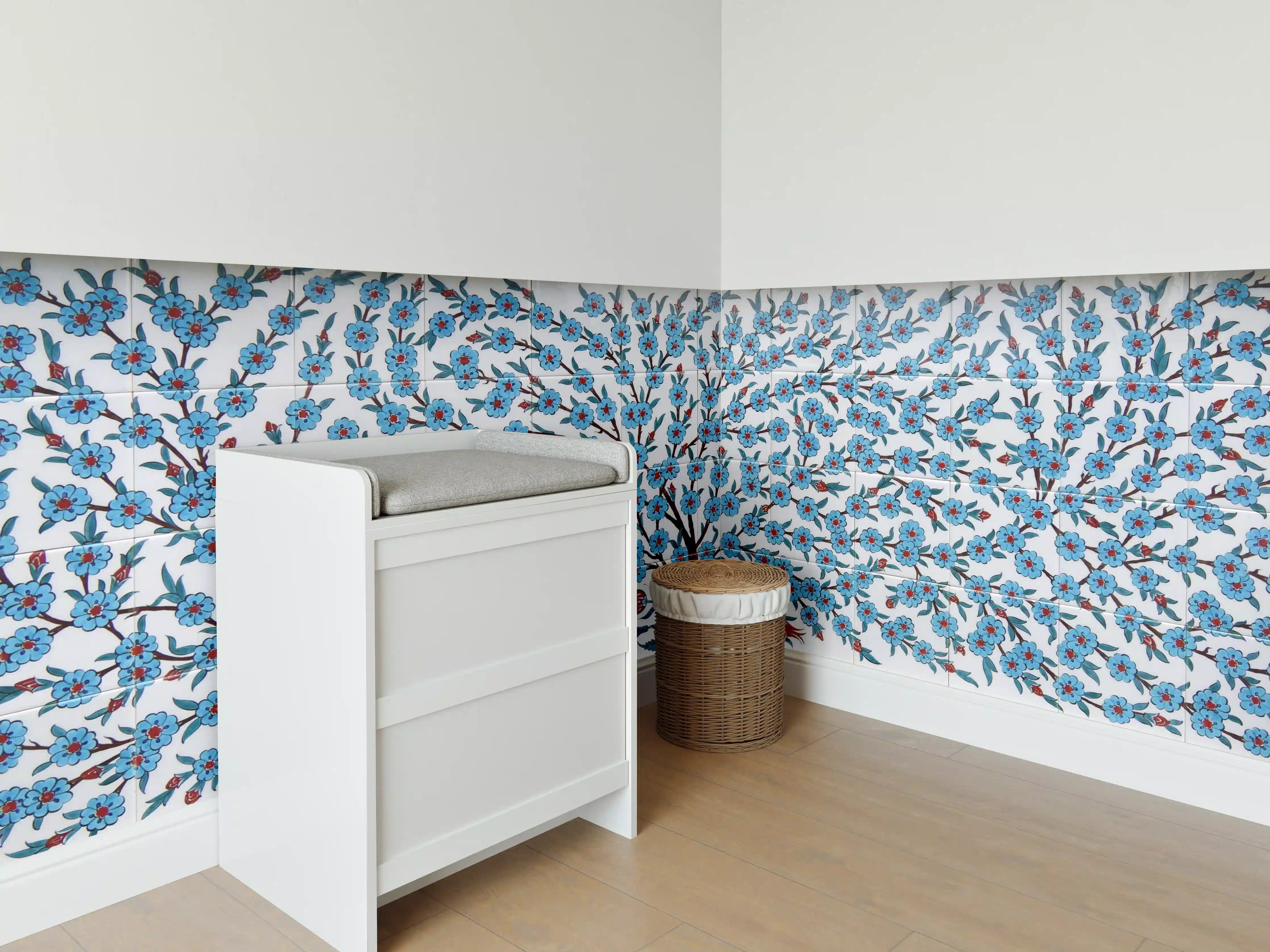 Babyzimmer Wandgestaltung - Blühender Baum mit blauen Blüten