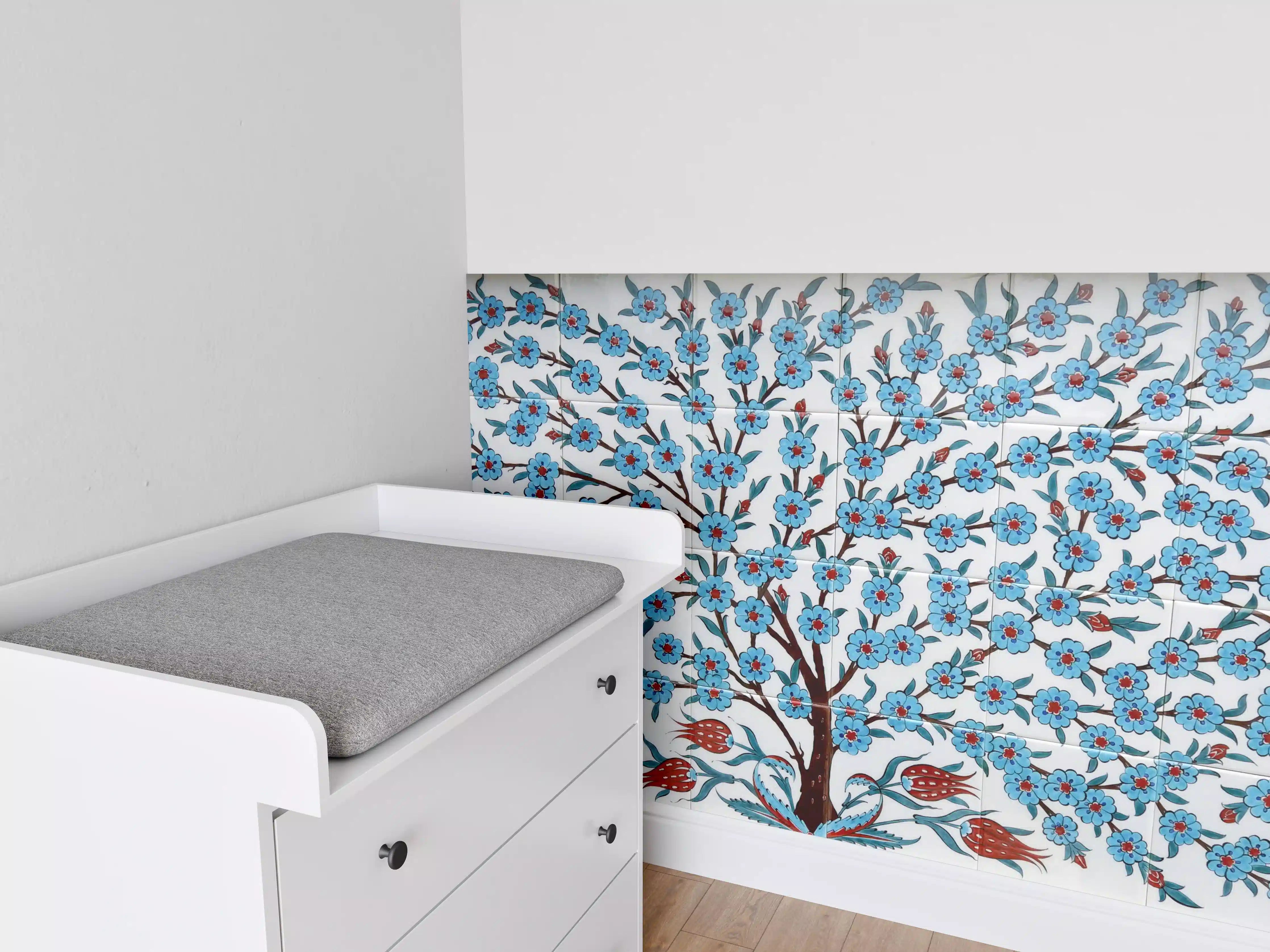 Babyzimmer Wandgestaltung - Blühender Baum mit blauen Blüten
