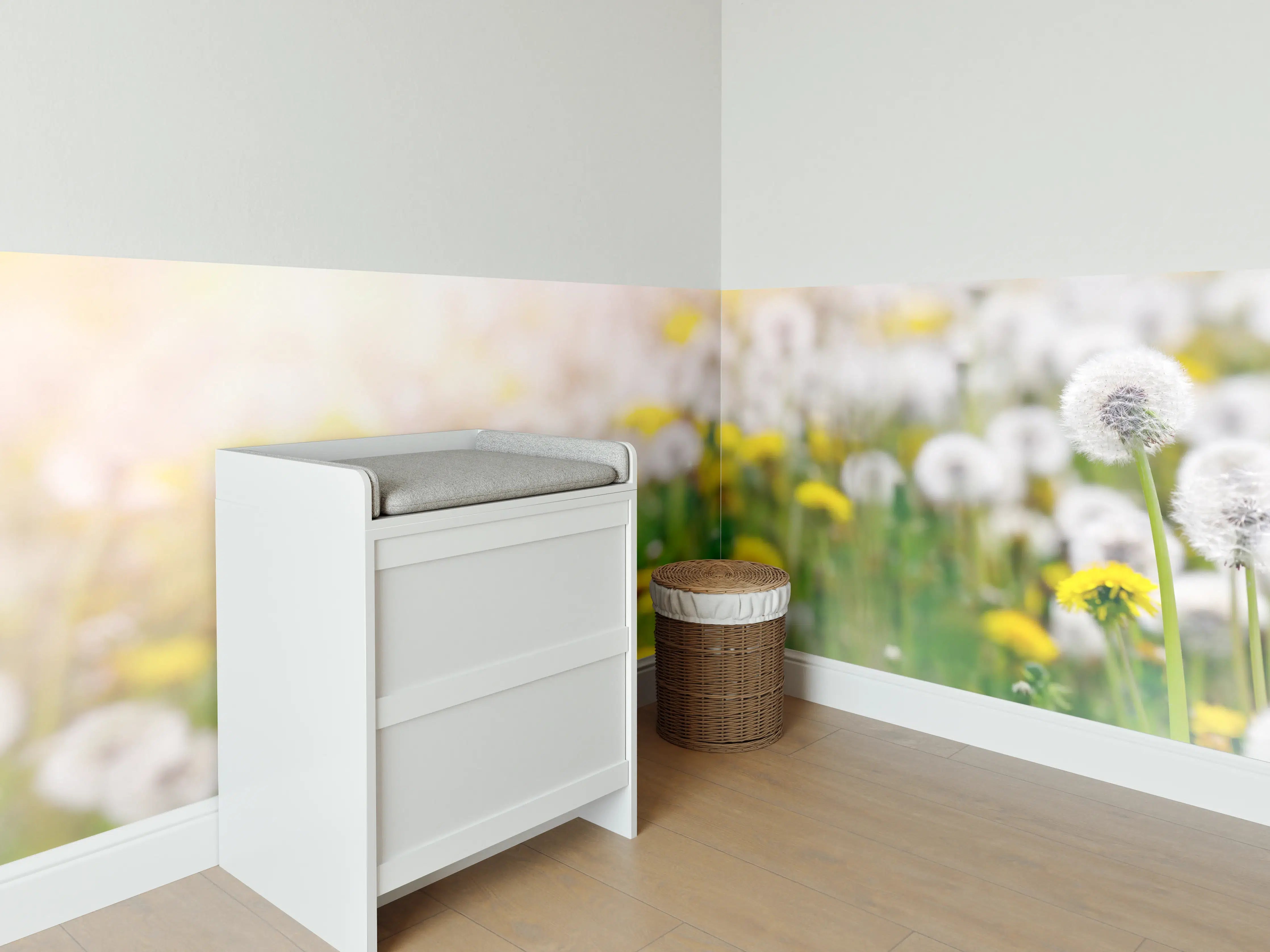 Babyzimmer Wandgestaltung - Blühwiese im Sonnenlicht