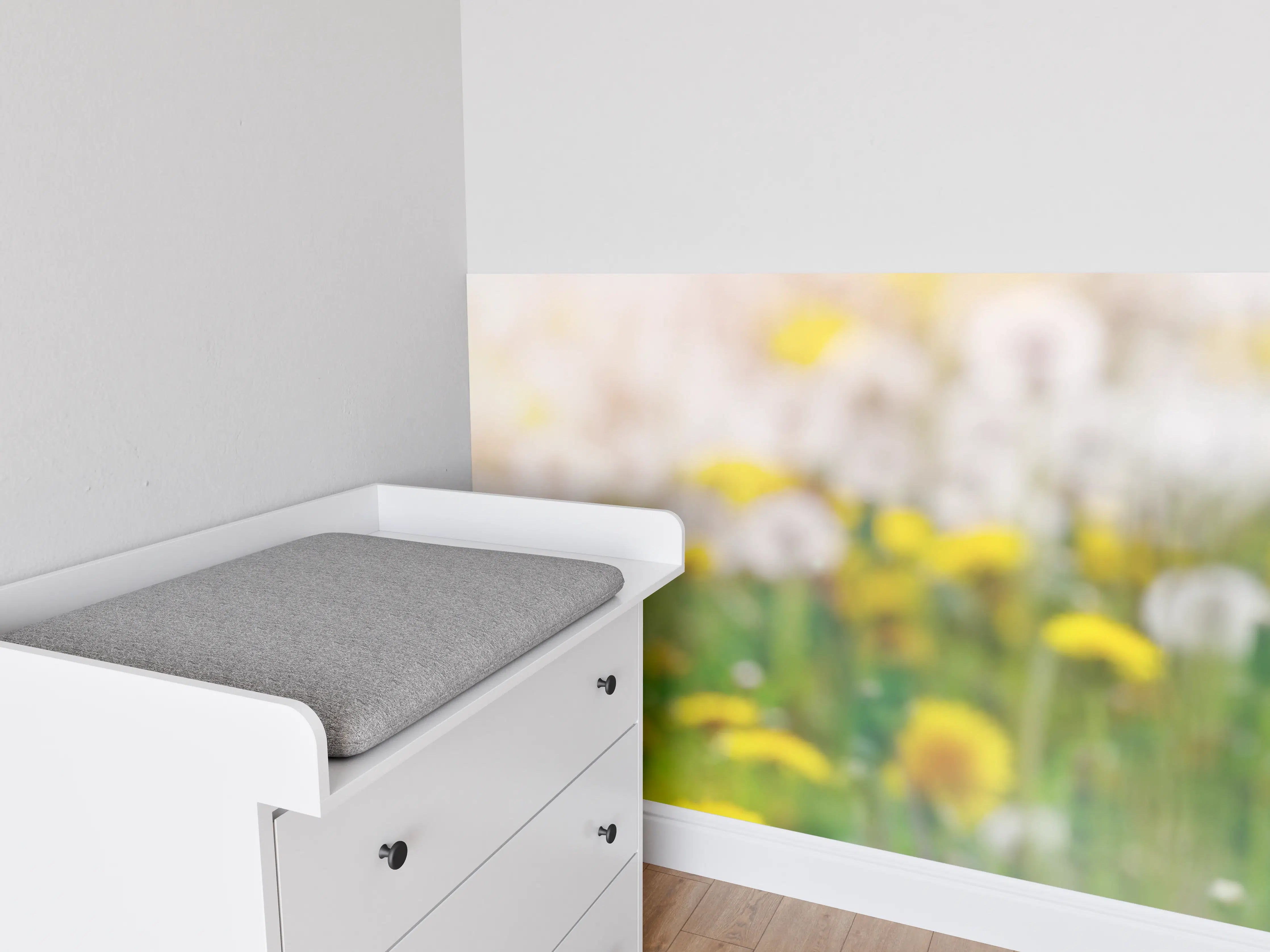 Babyzimmer Wandgestaltung - Blühwiese im Sonnenlicht