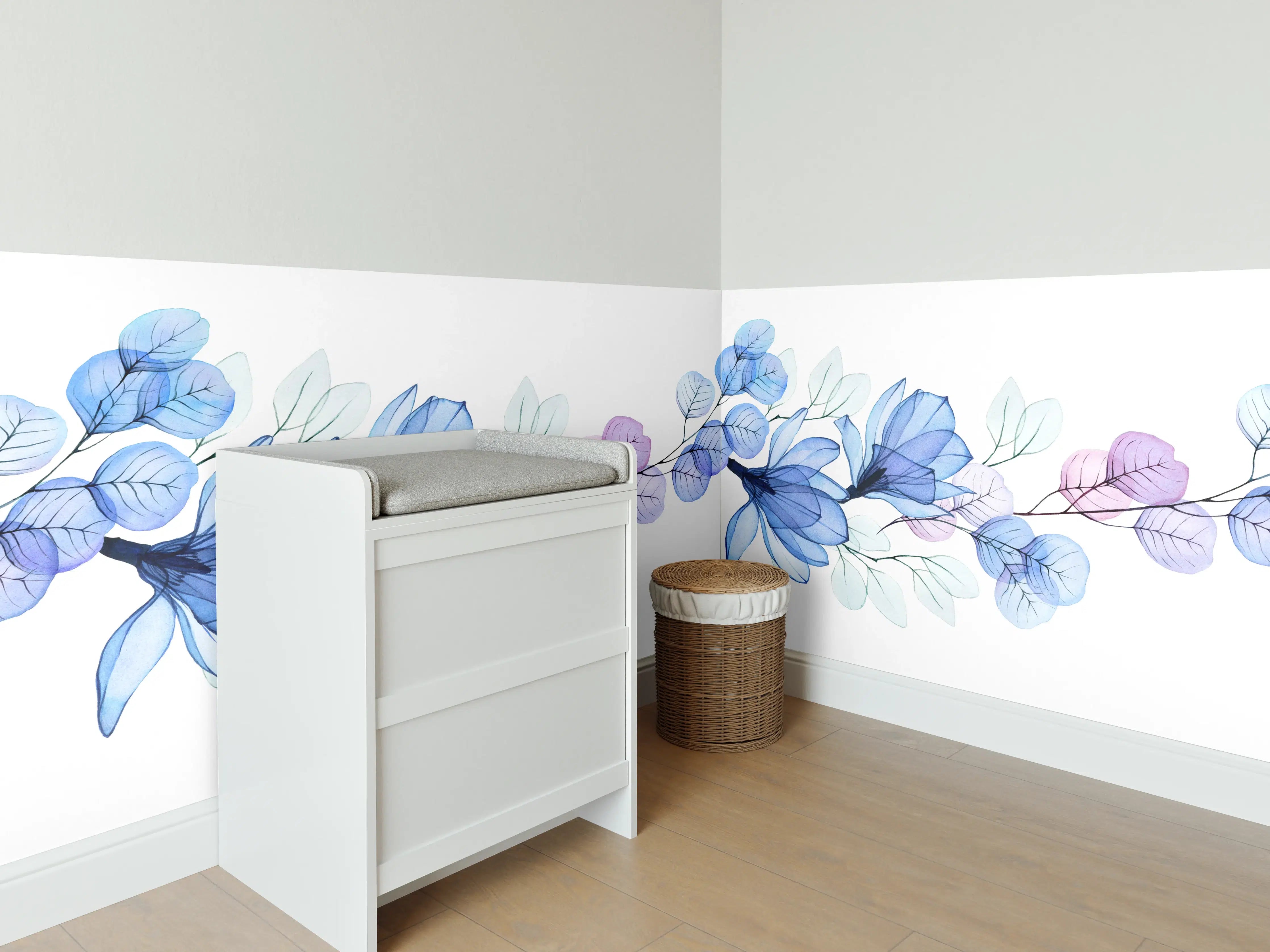 Babyzimmer Wandgestaltung - Blumen in Blau, Lila und Grautönen