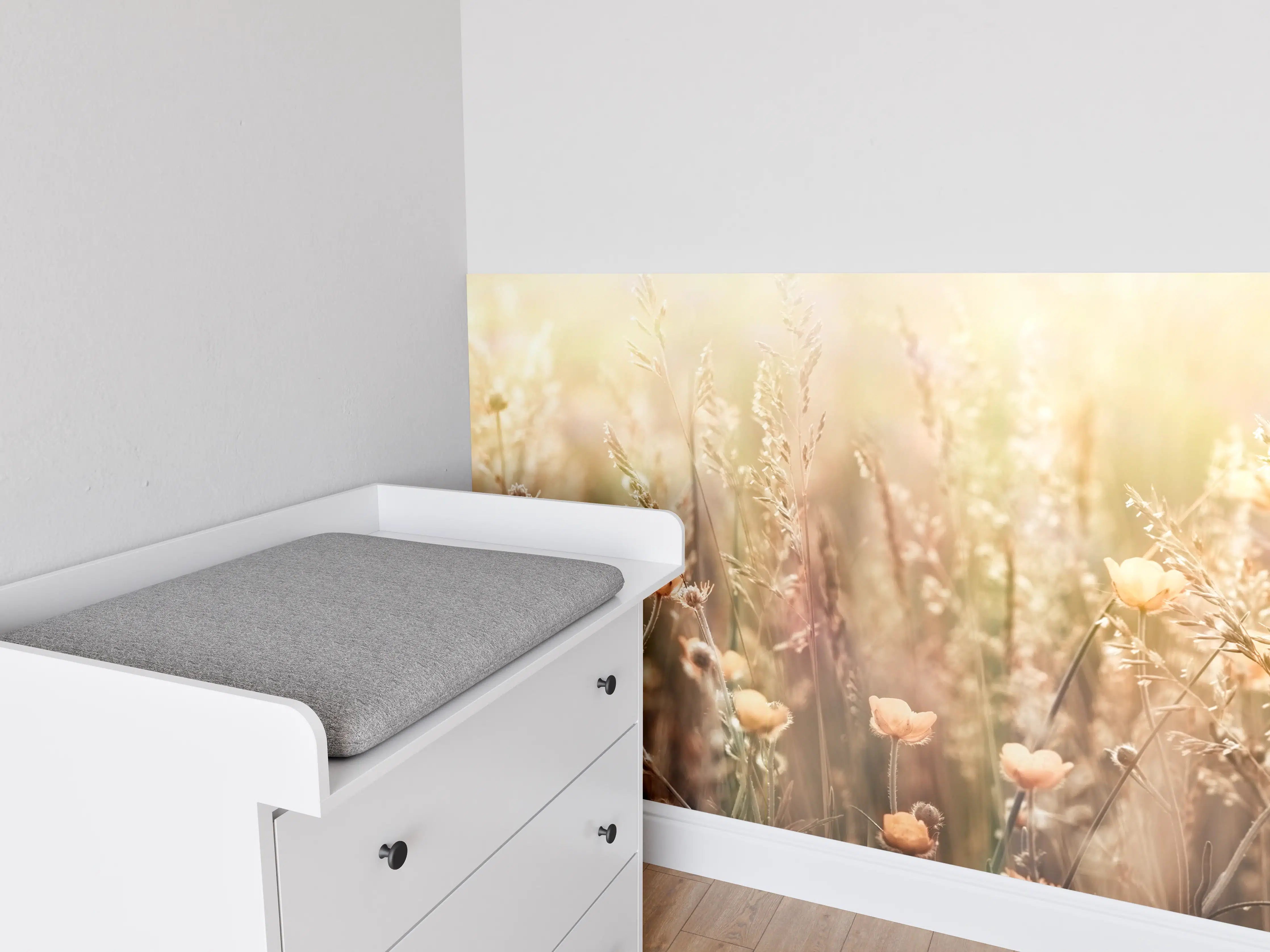 Babyzimmer Wandgestaltung - Blumenfeld mit Sonnenstrahlen