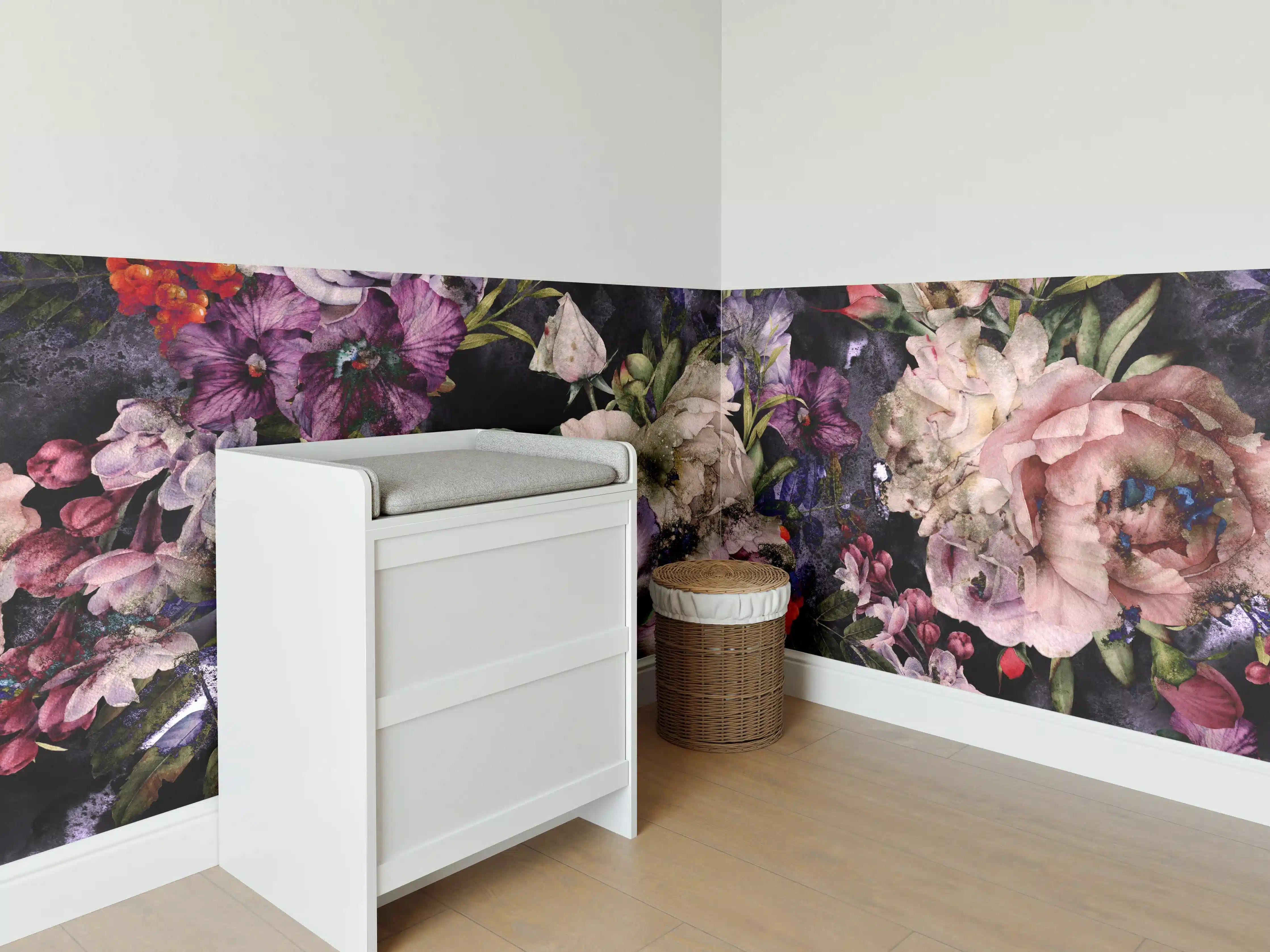 Babyzimmer Wandgestaltung - Blumenmeer in sanften Lilato- und Creme-Tönen