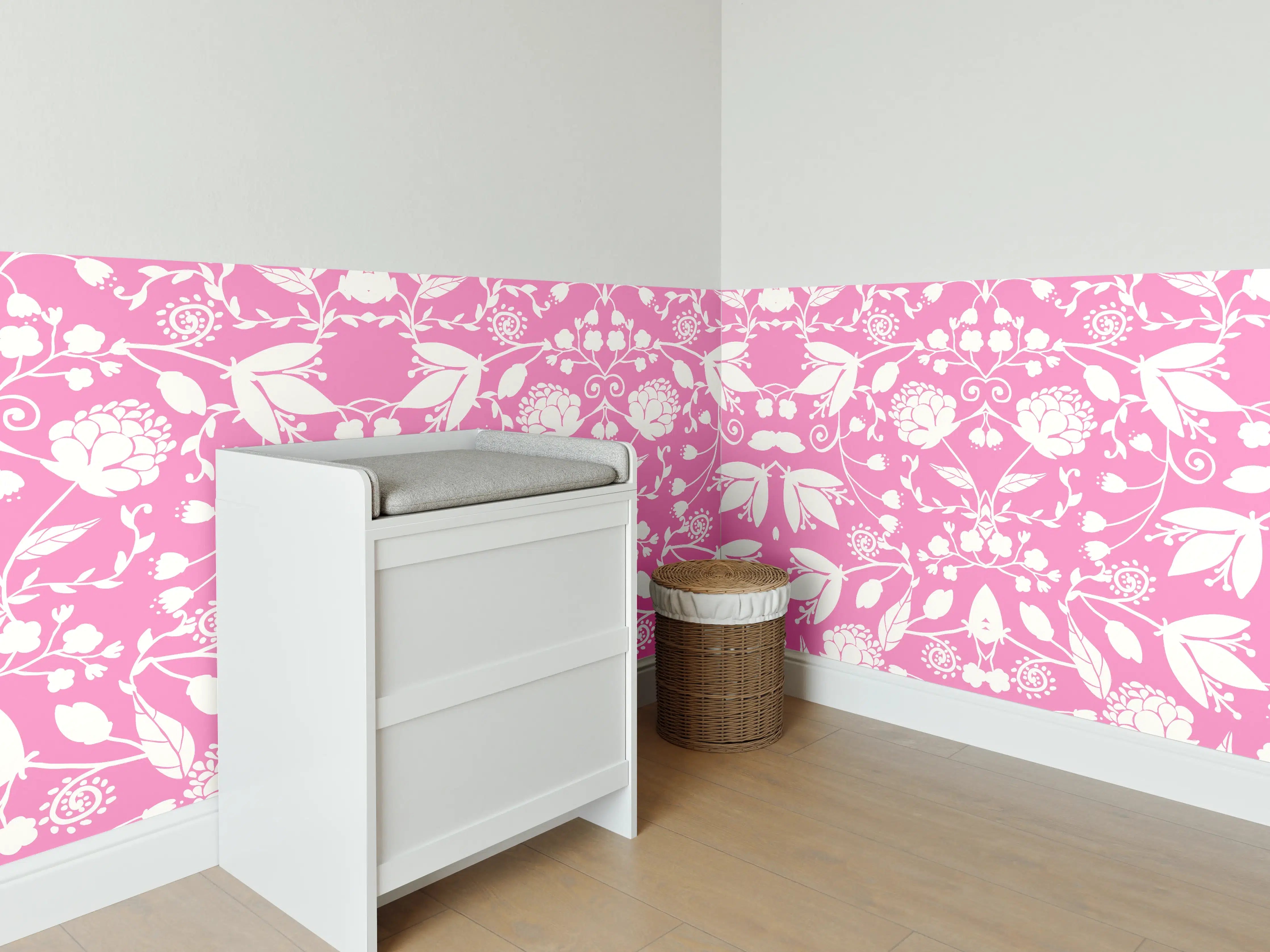 Babyzimmer Wandgestaltung - Blumenmuster auf rosa Hintergrund