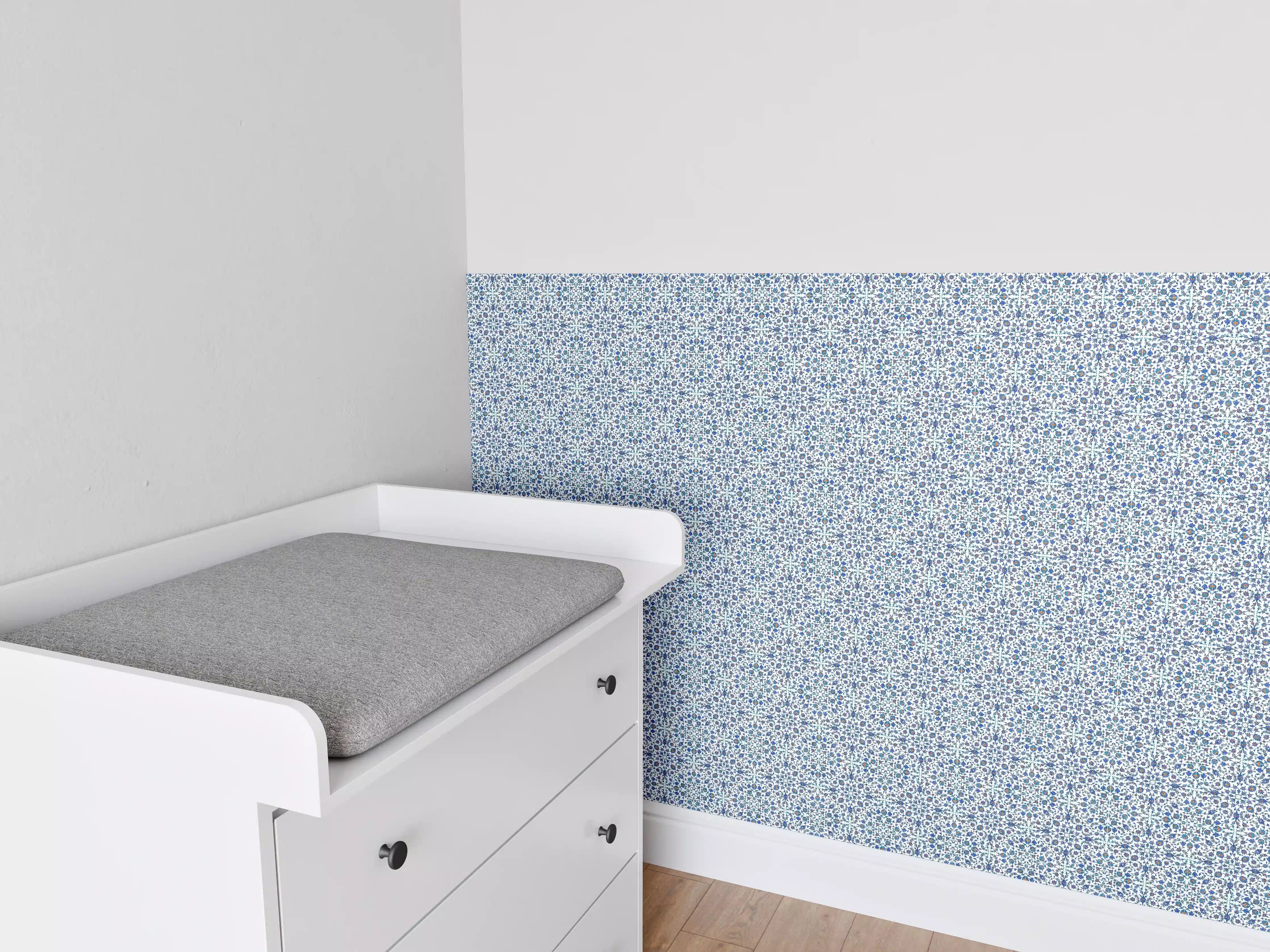 Babyzimmer Wandgestaltung - Blumenmuster in Blau und Orange