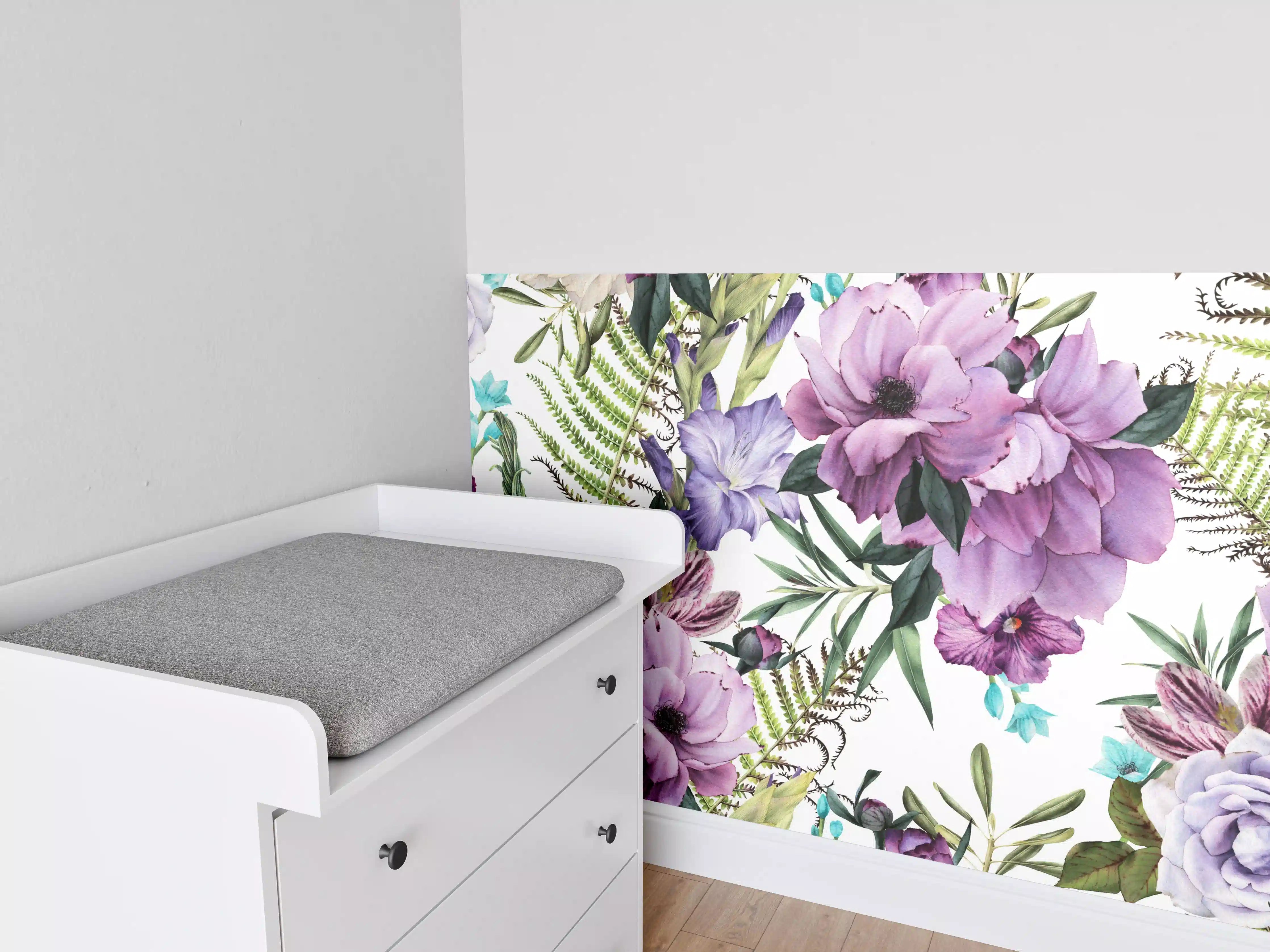 Babyzimmer Wandgestaltung - Blumenmuster in Lila und Grün, Weiße Akzente, Frühlingshaft