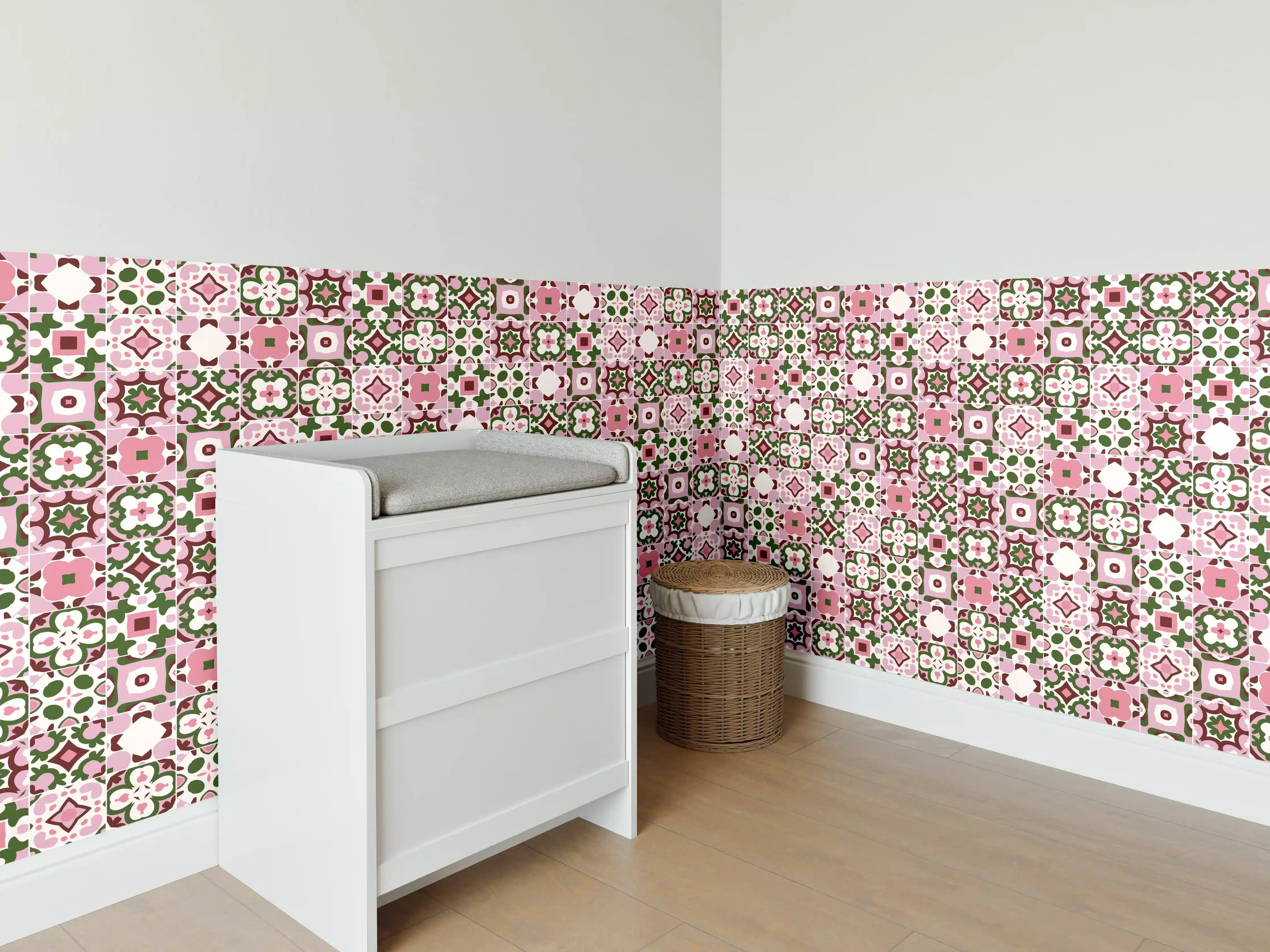 Babyzimmer Wandgestaltung - Blumenmuster in Rosa und Grün