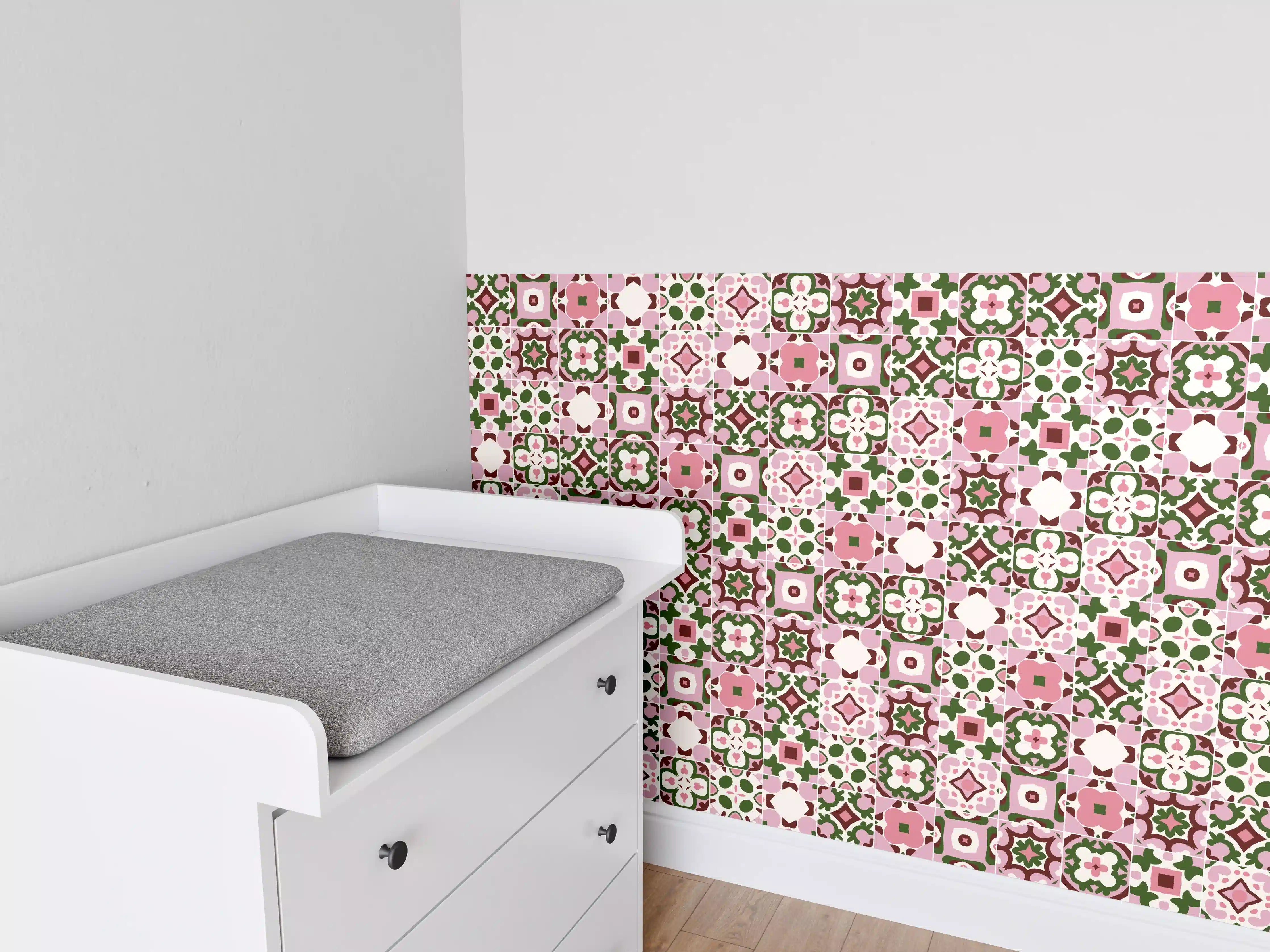Babyzimmer Wandgestaltung - Blumenmuster in Rosa und Grün