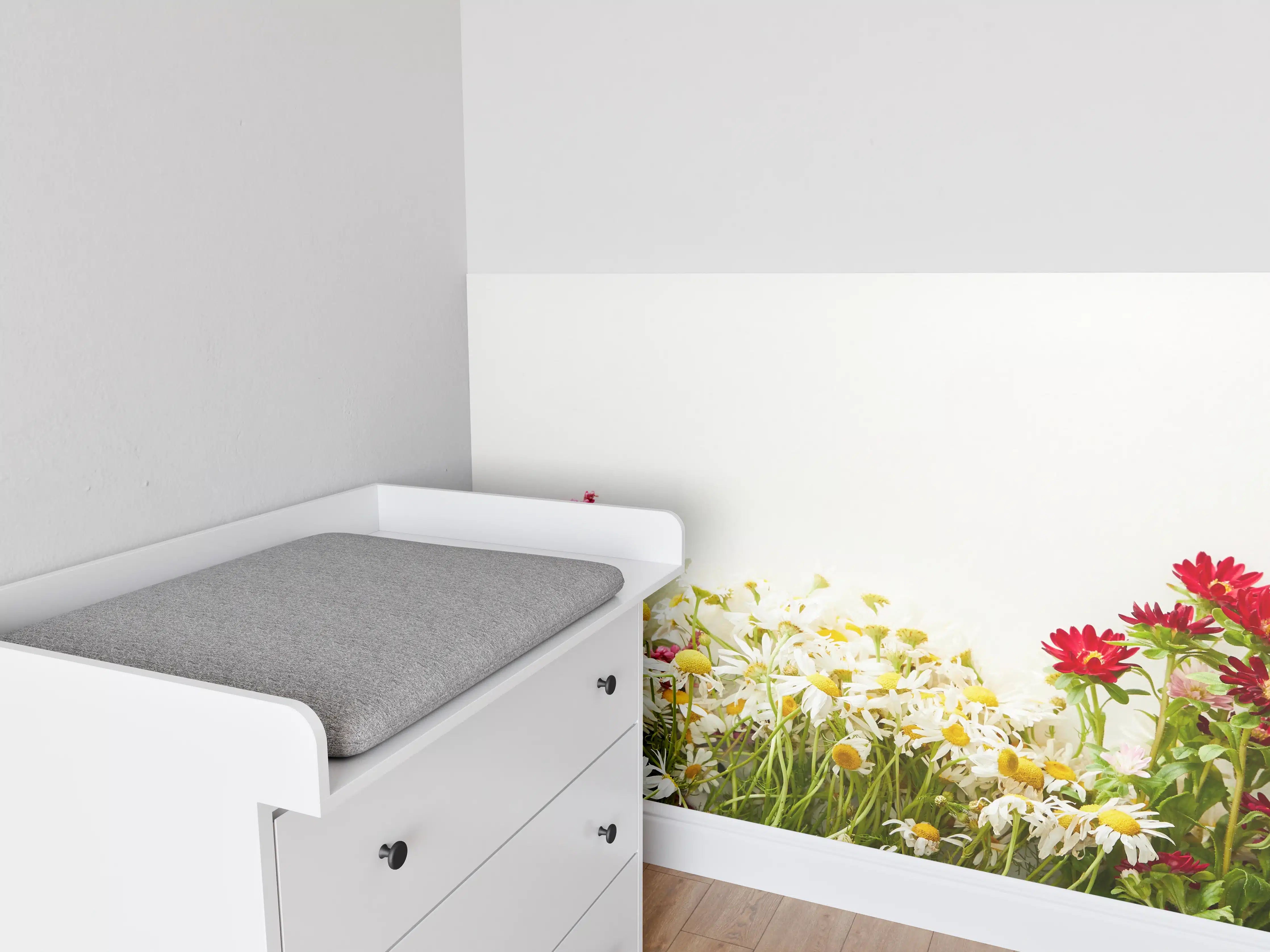 Babyzimmer Wandgestaltung - Blumenwiese in bunten Farben