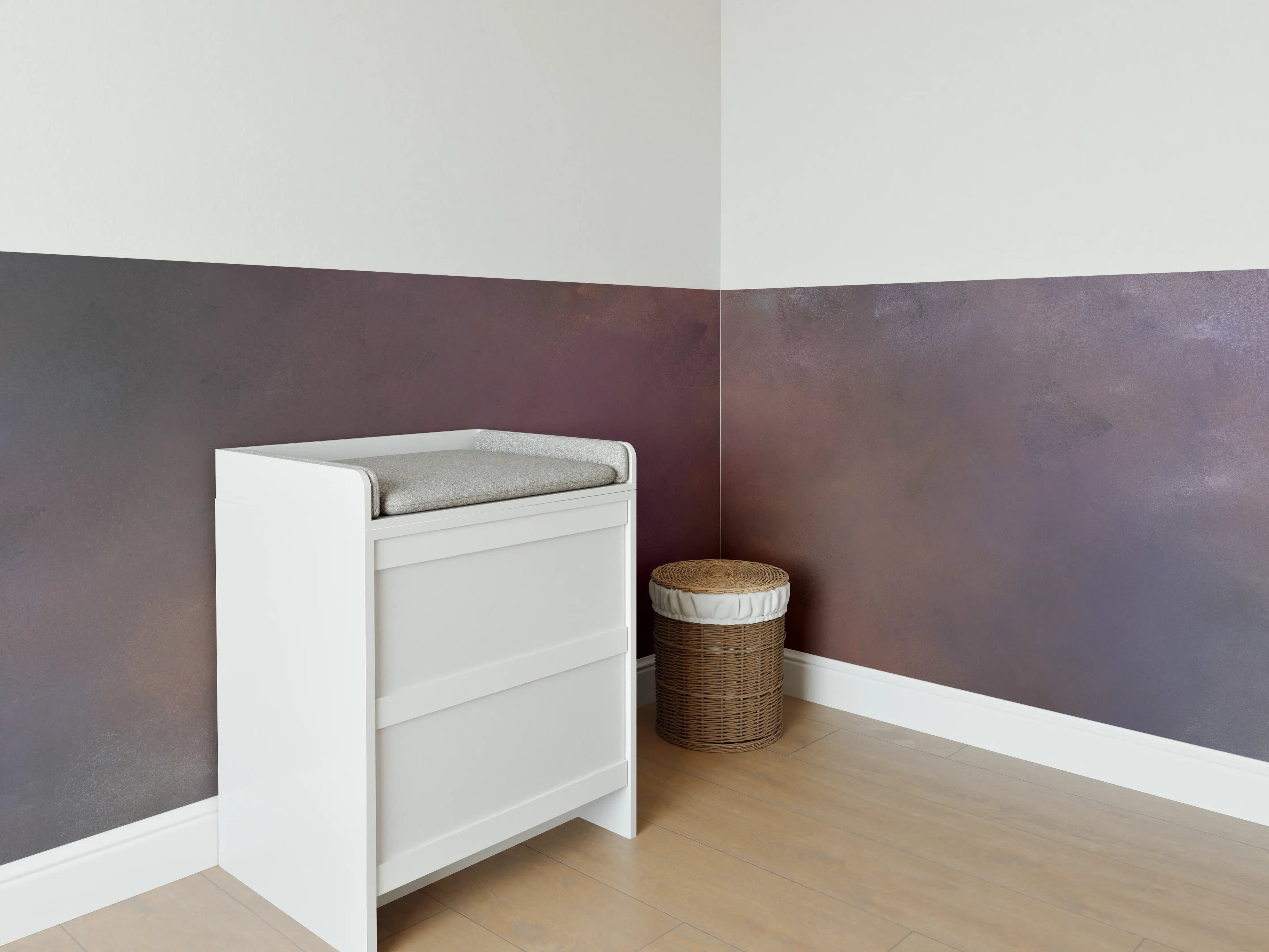 Babyzimmer Wandgestaltung - Boden- und Farbstrukturen in dunklen Tönen