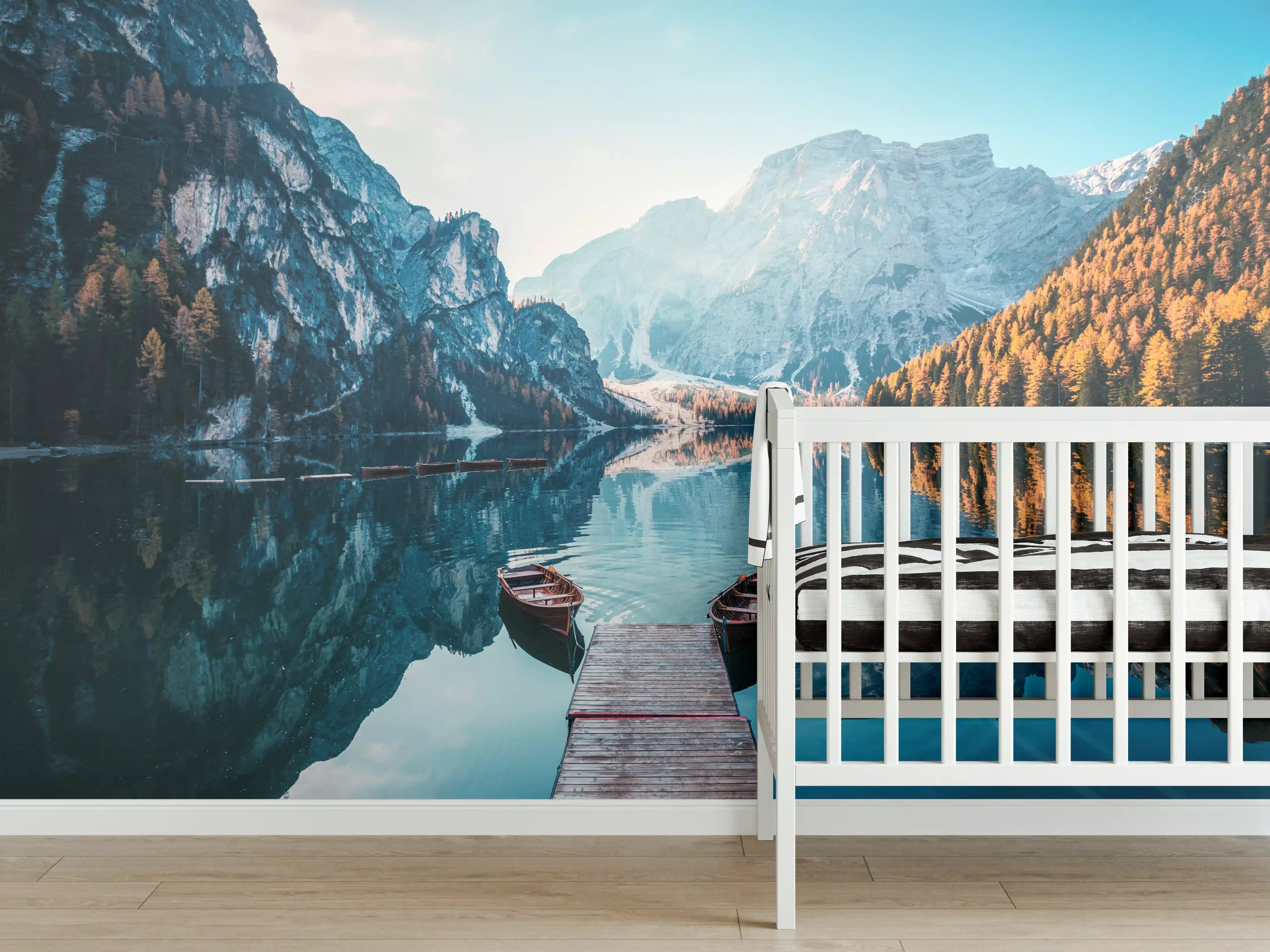 Babyzimmer Wandgestaltung - Boote auf dem Pragser Wildsee in den Dolomiten