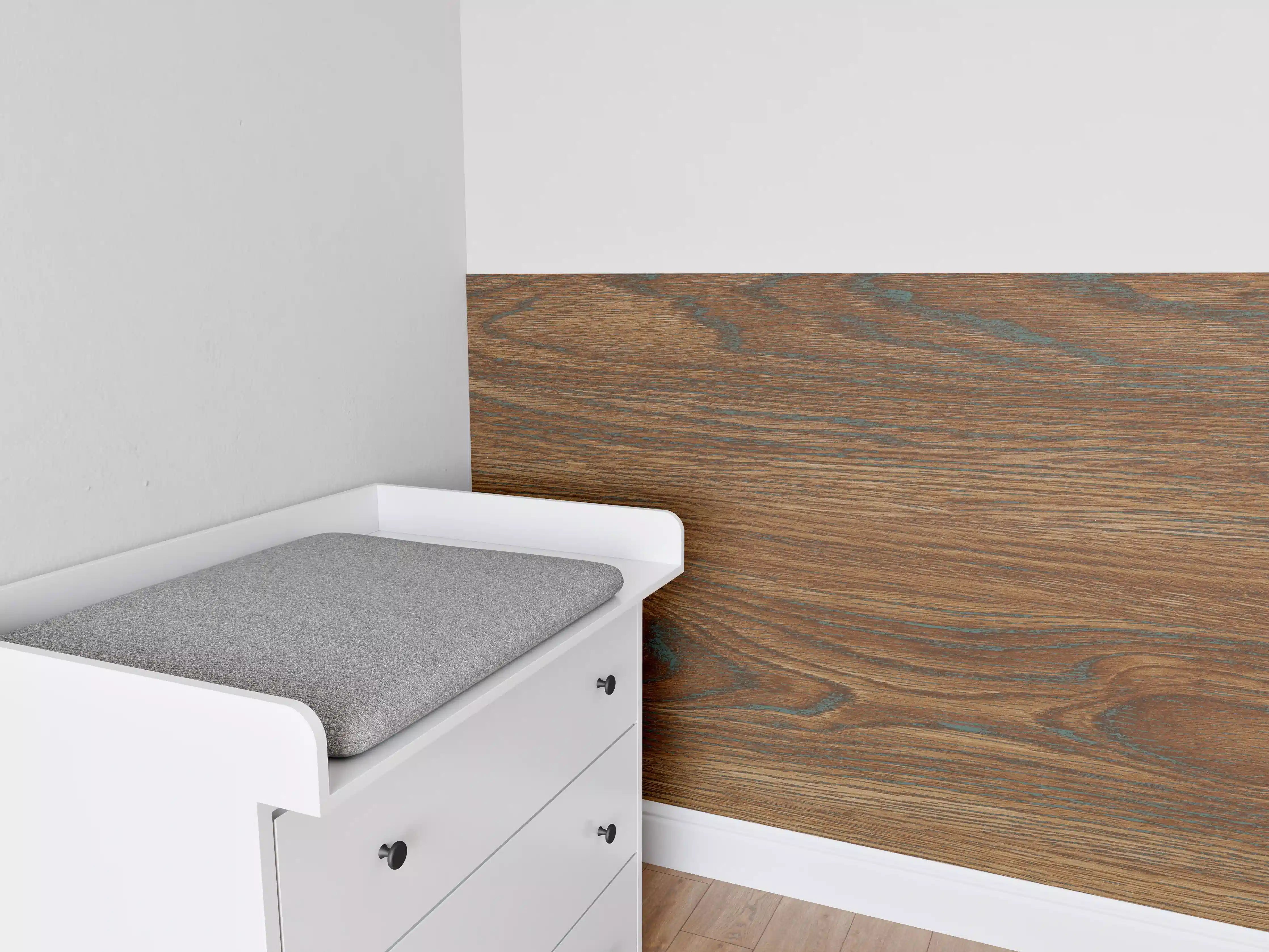 Babyzimmer Wandgestaltung - Braune Holztextur mit Streifenmuster