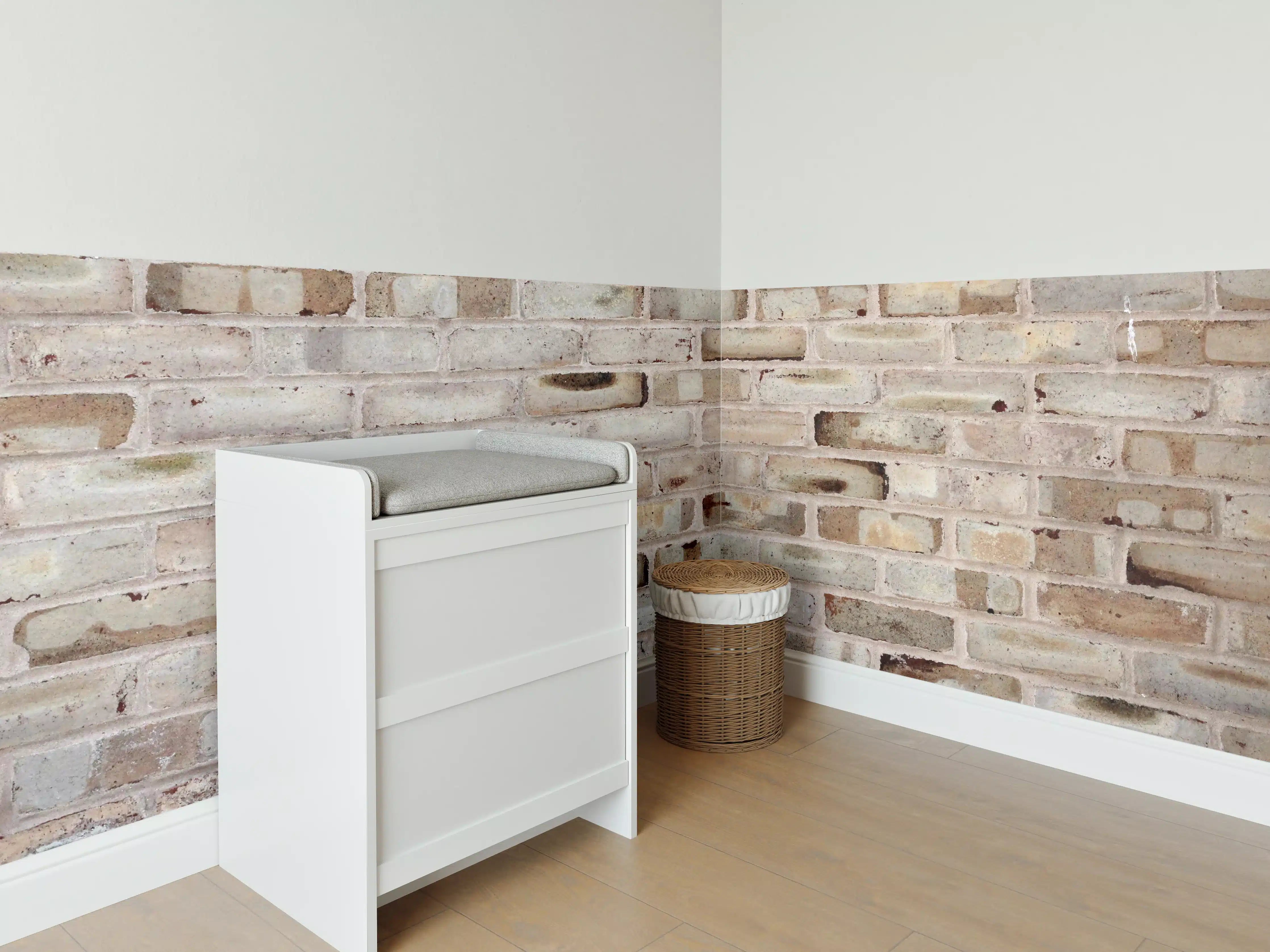 Babyzimmer Wandgestaltung - Braune verschimmelte Ziegelmauer