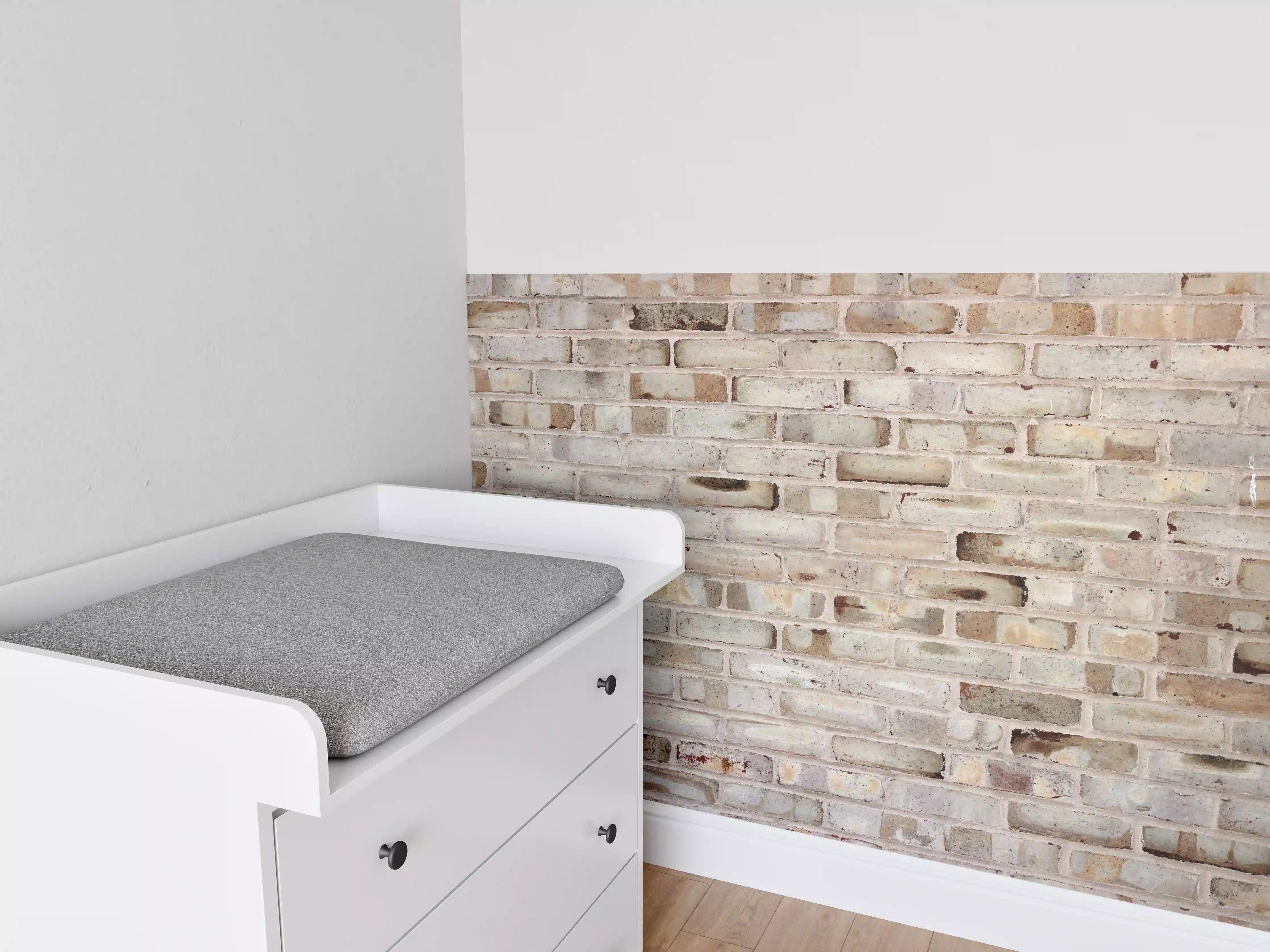 Babyzimmer Wandgestaltung - Braune verschimmelte Ziegelmauer