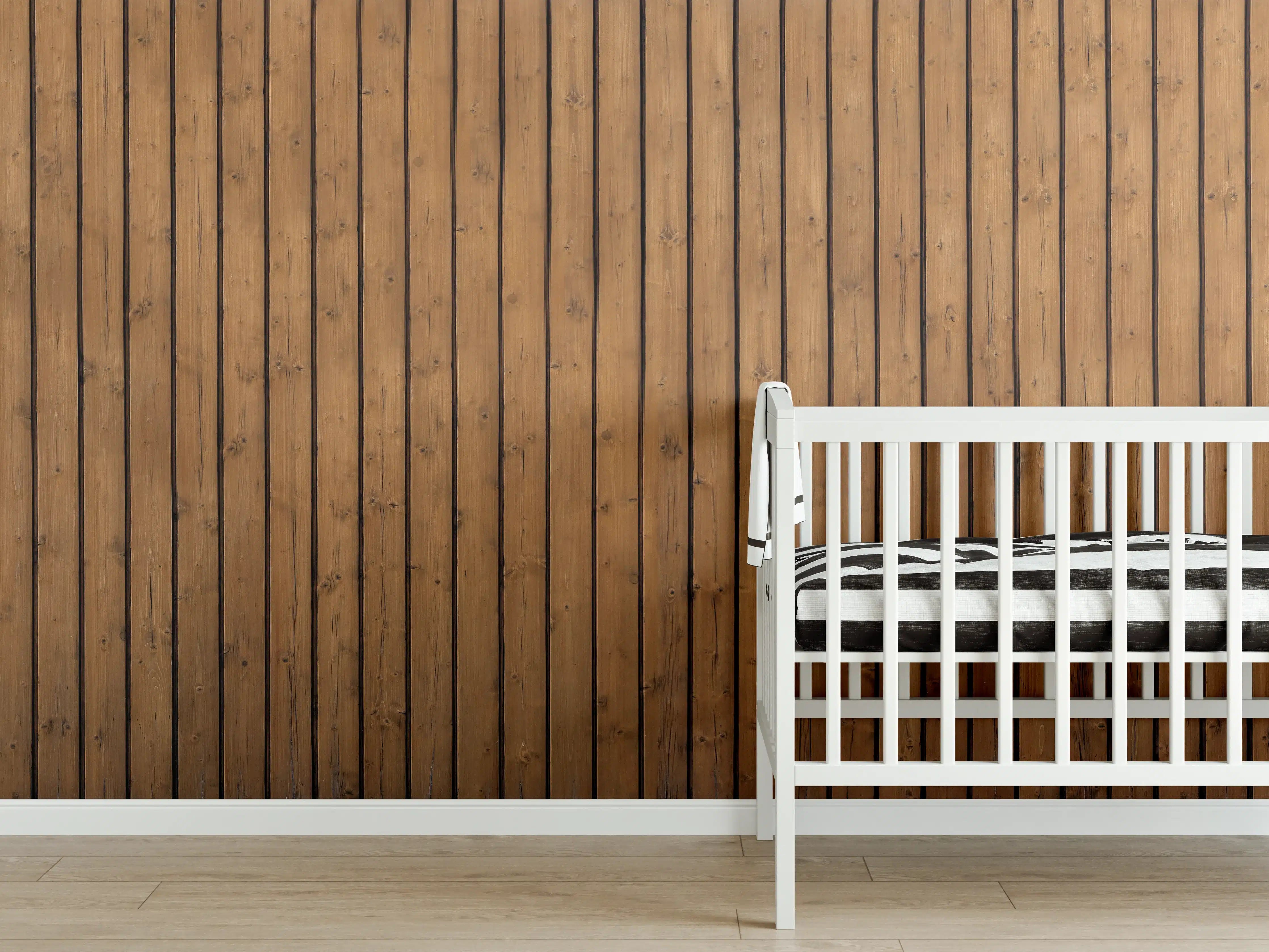 Babyzimmer Wandgestaltung - Braune vertikale Holzdielen