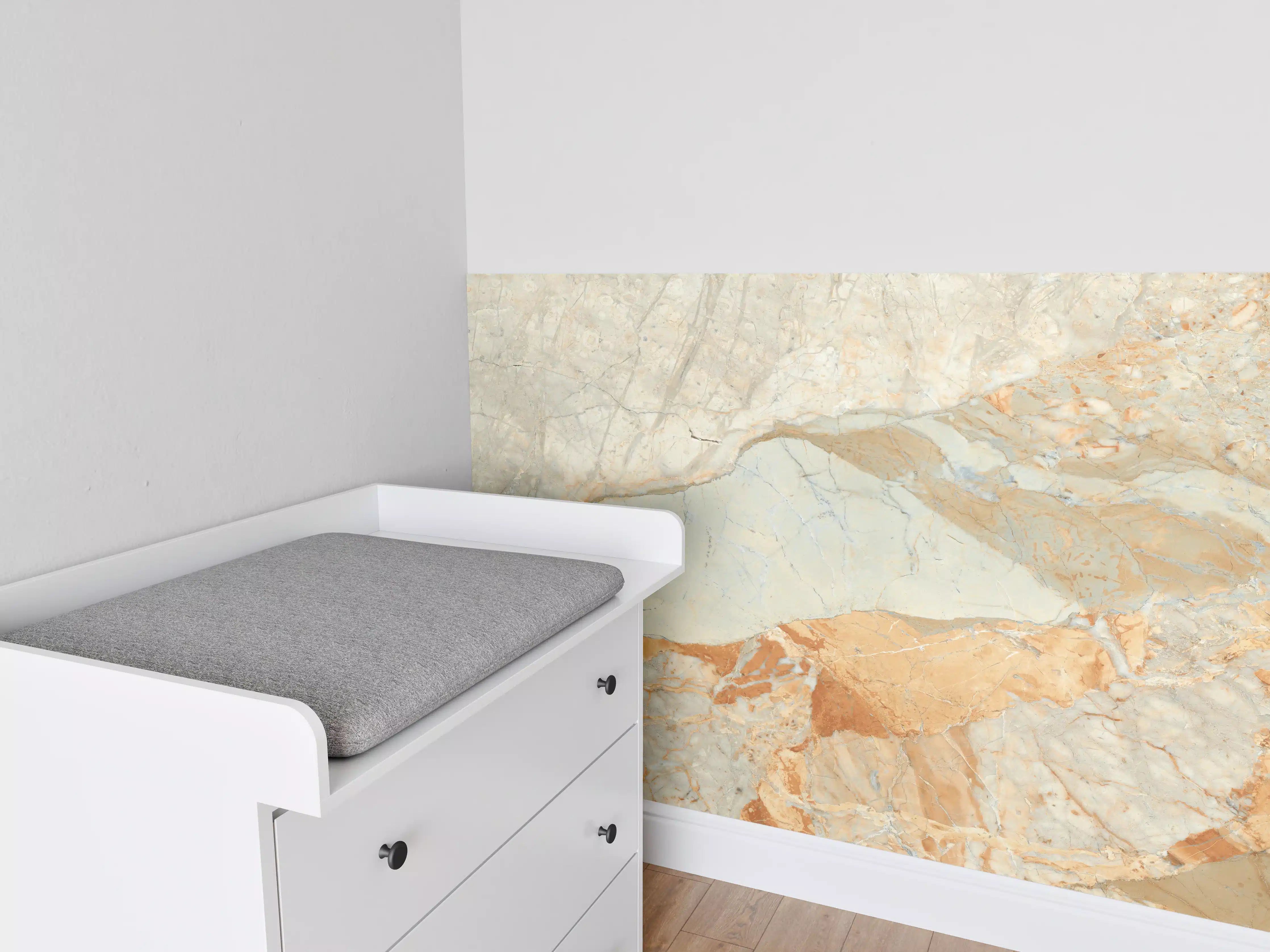 Babyzimmer Wandgestaltung - Brauner Marmor mit Adern