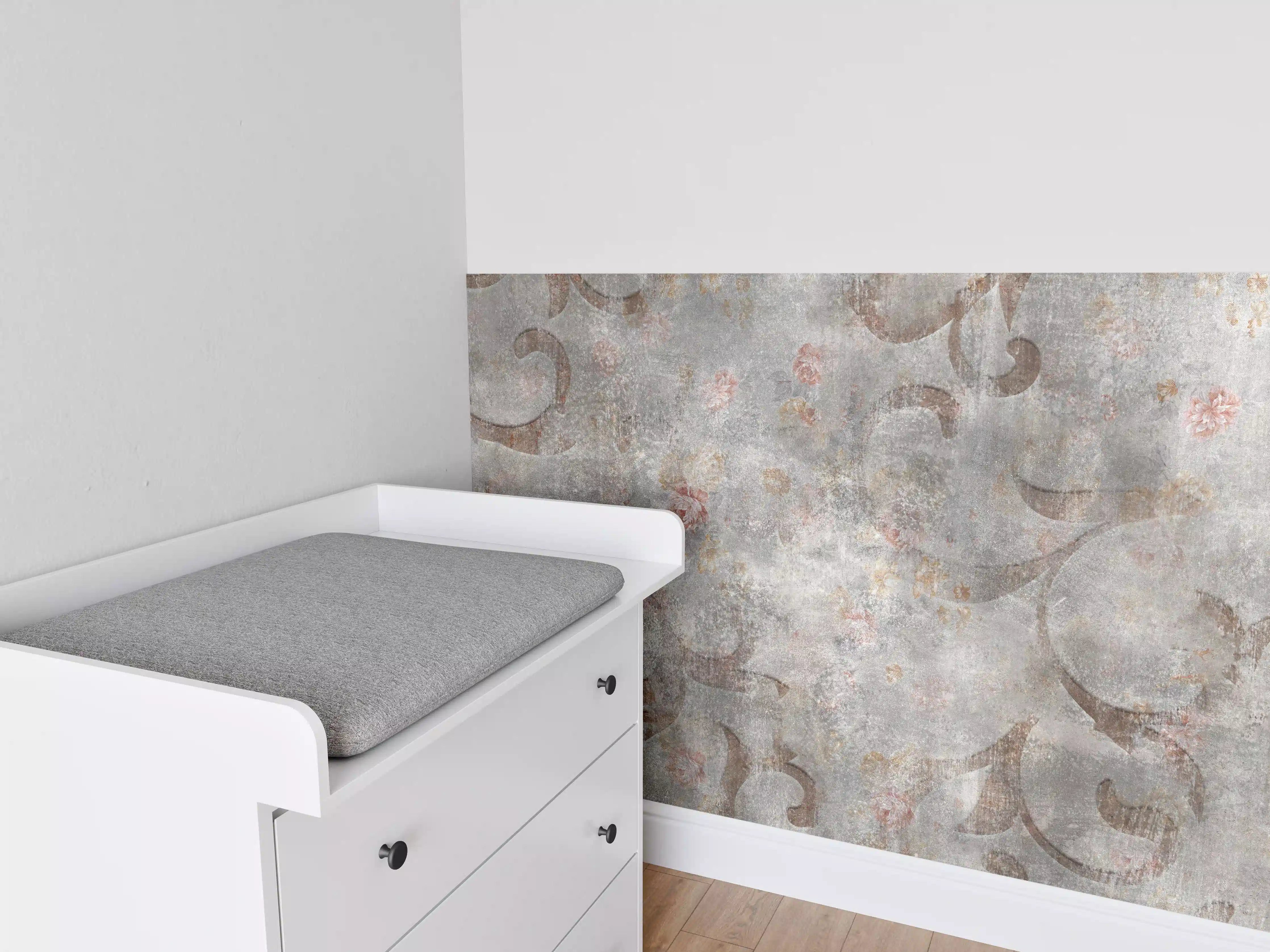 Babyzimmer Wandgestaltung - Braunes Blätter Muster auf gräulichem Zement
