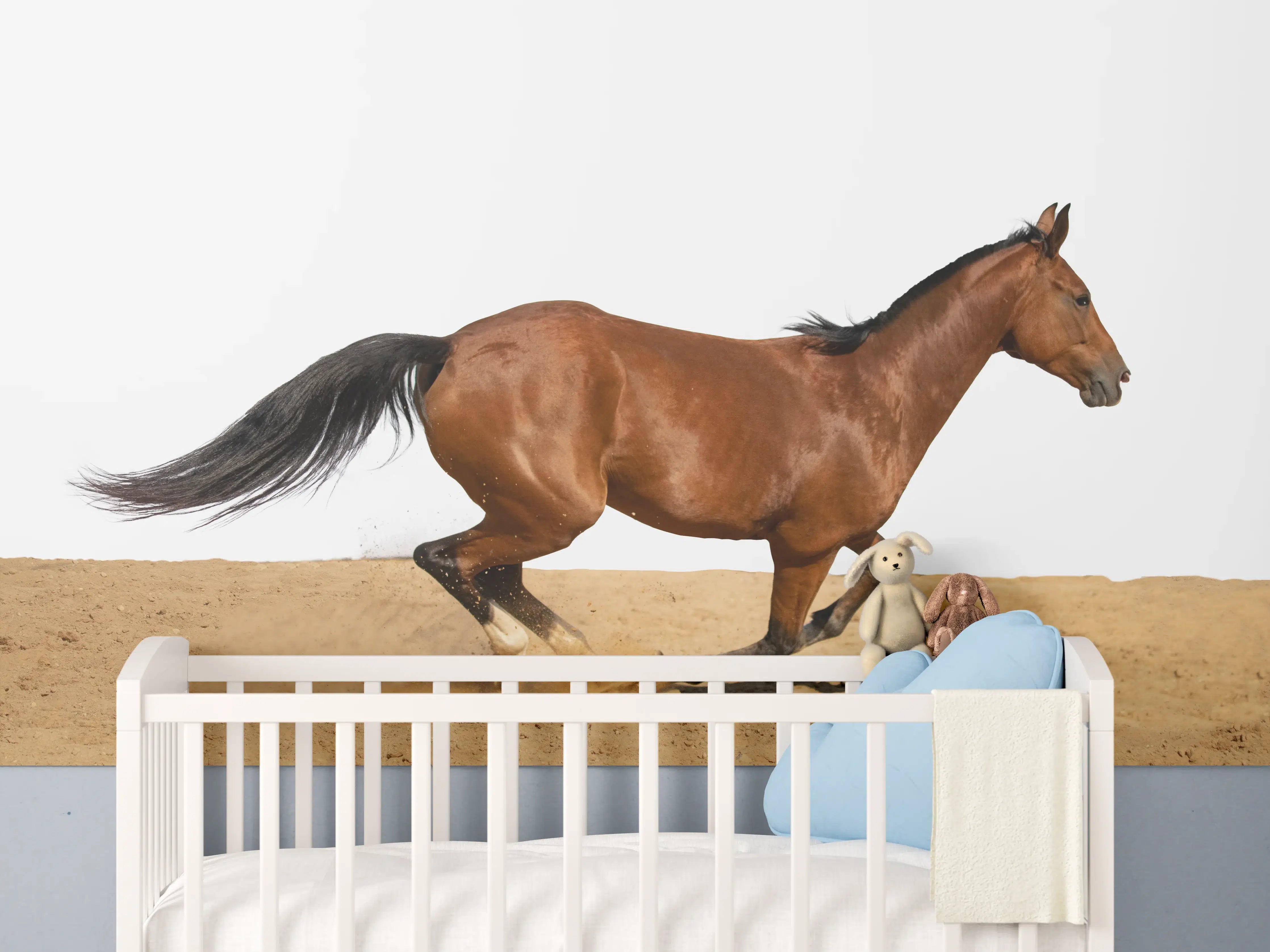 Babyzimmer Wandgestaltung - Braunes Pferd galoppiert durch den Sand