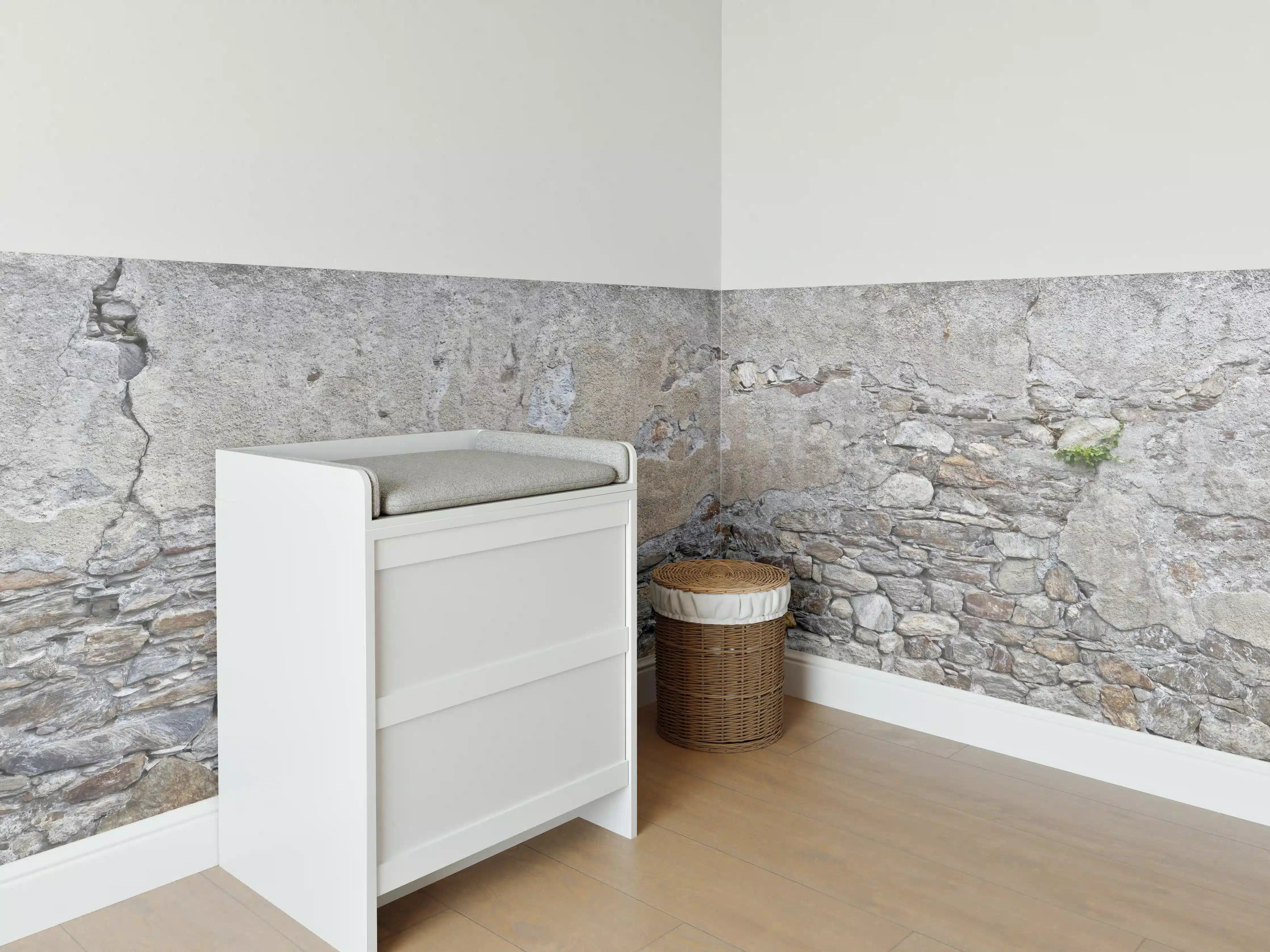 Babyzimmer Wandgestaltung - Bröckelnde Hausmauer in Südtirol