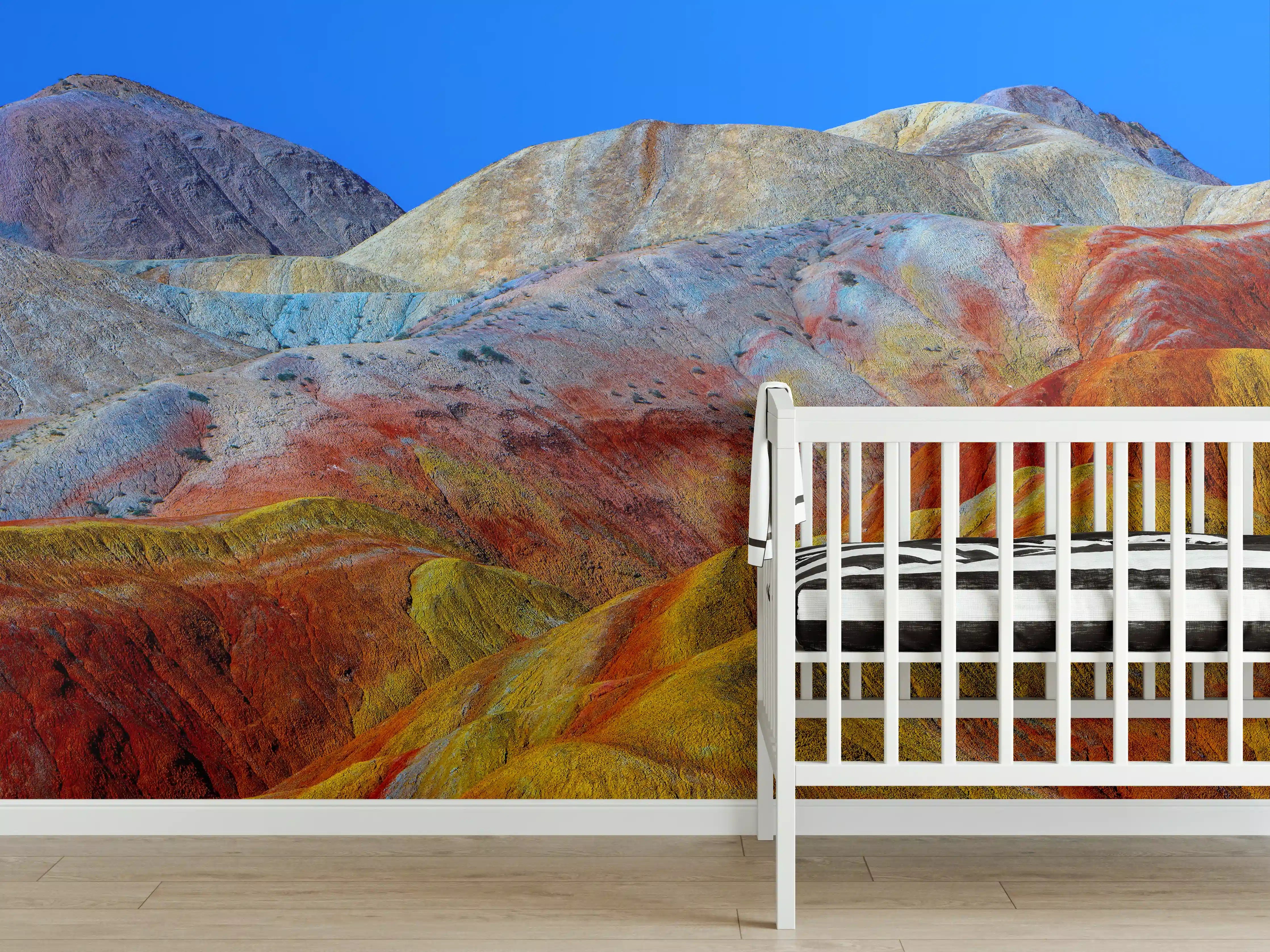Babyzimmer Wandgestaltung - Bunte Berge im Sonnenlicht