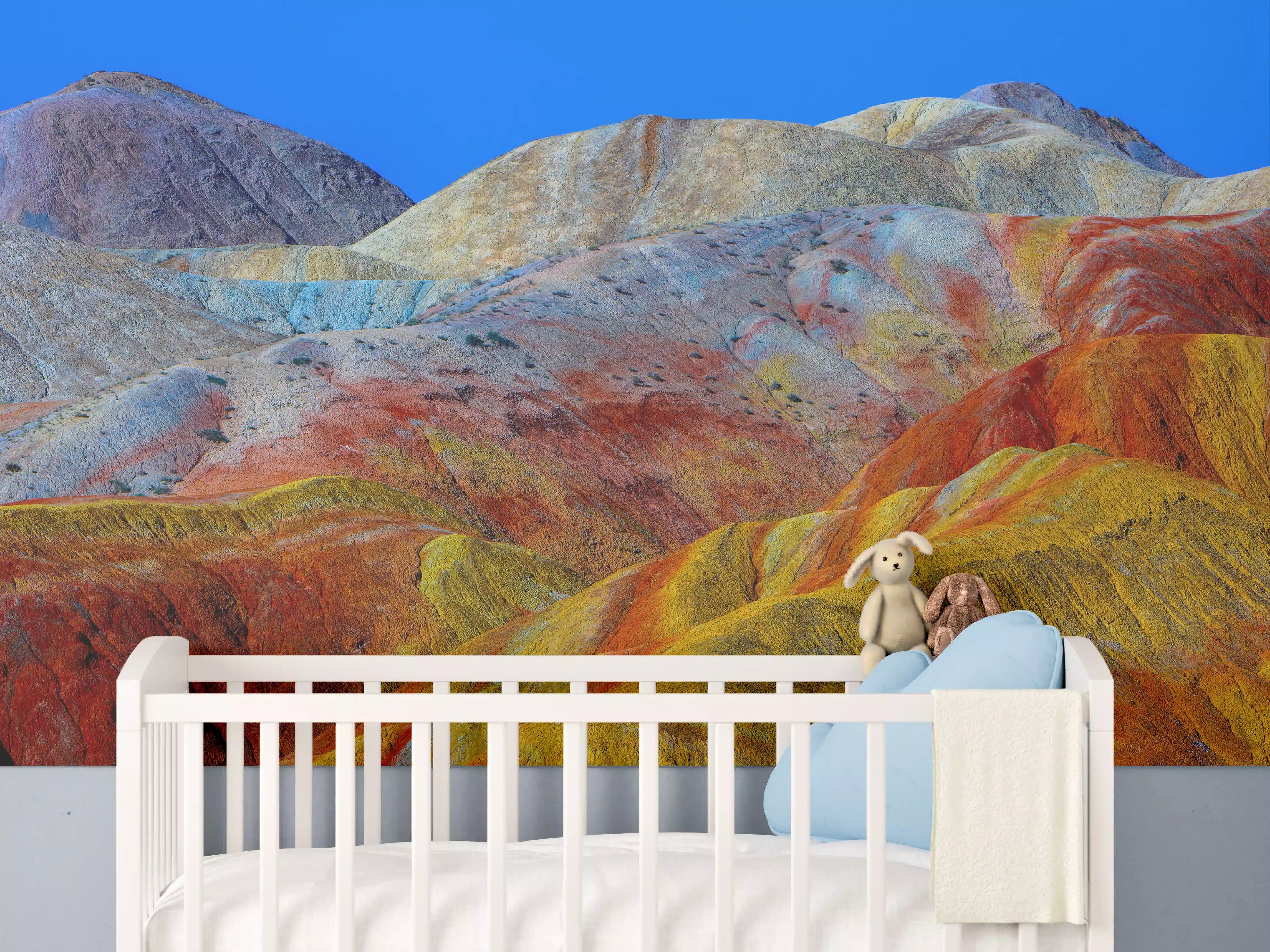 Babyzimmer Wandgestaltung - Bunte Berge im Sonnenlicht