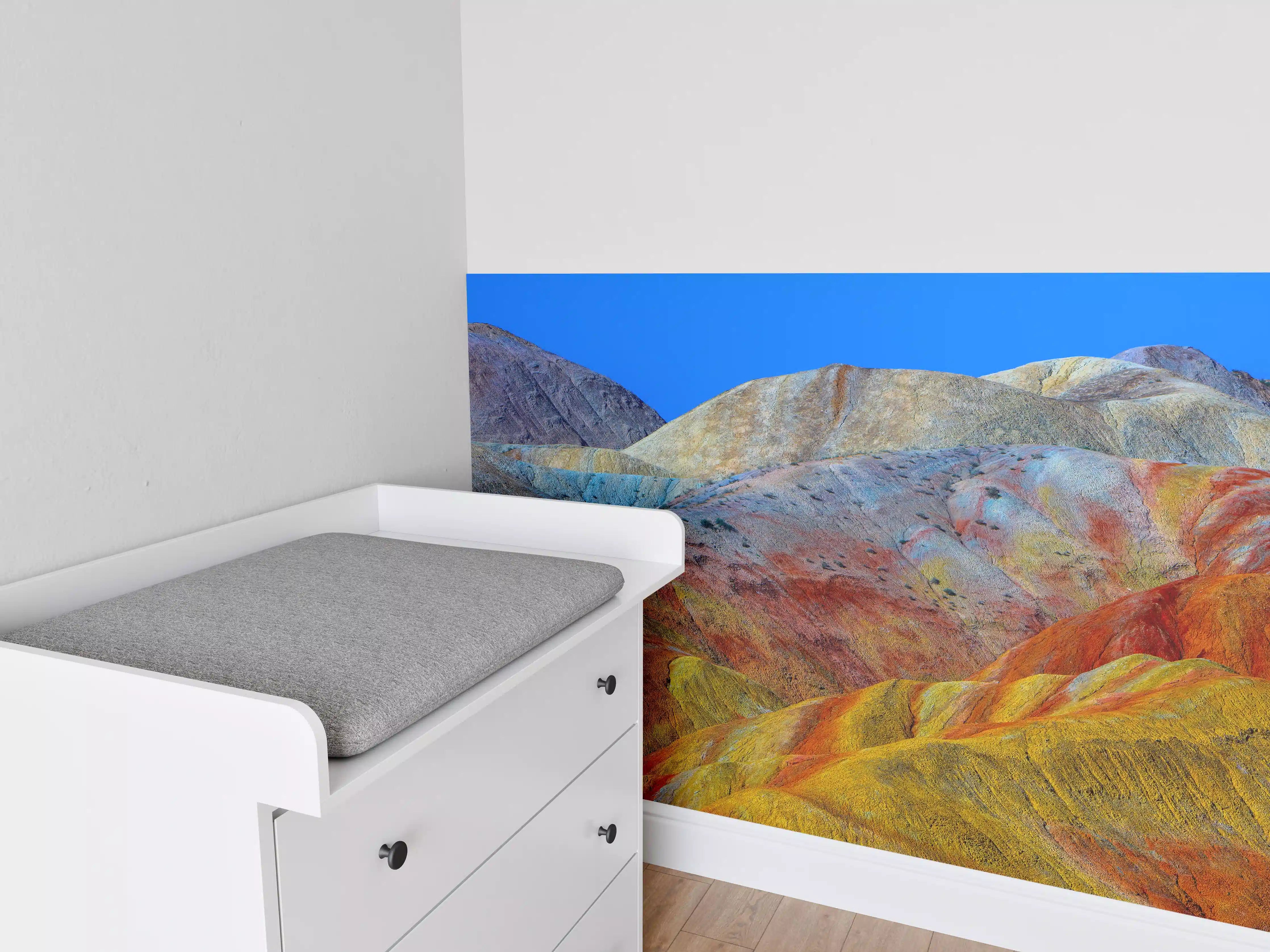 Babyzimmer Wandgestaltung - Bunte Berge im Sonnenlicht