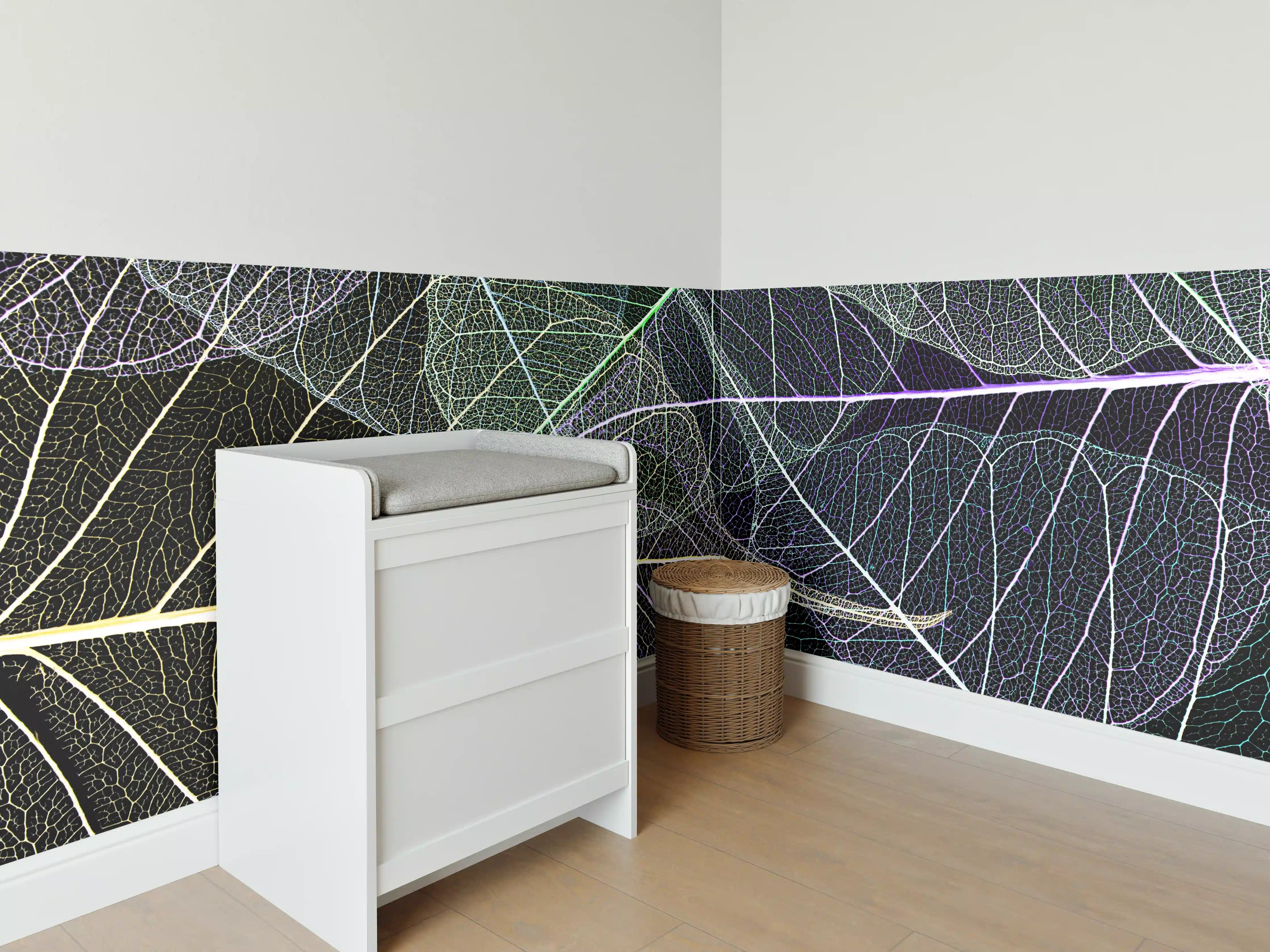 Babyzimmer Wandgestaltung - Bunte Blattadertexturen auf Schwarz