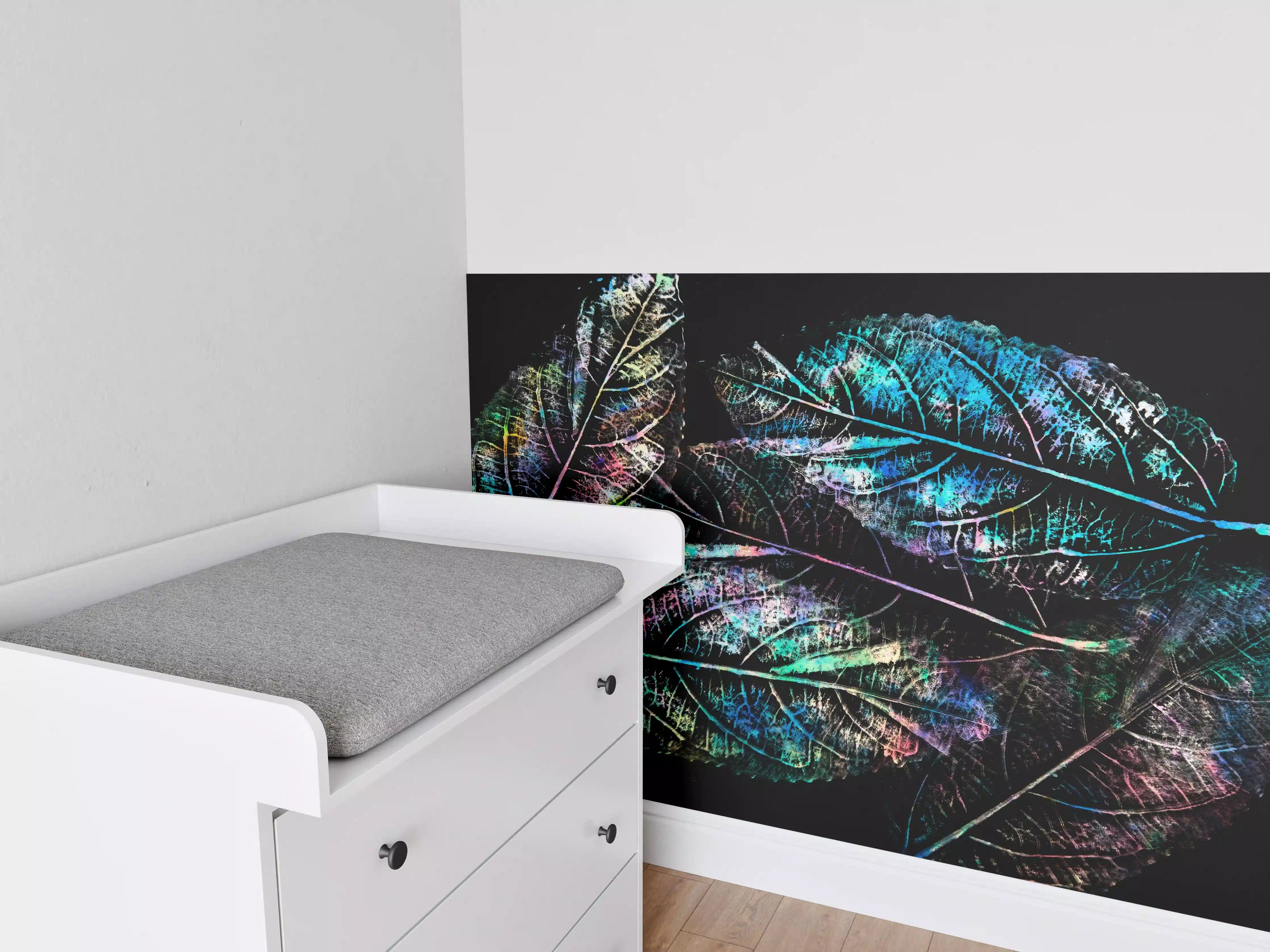 Babyzimmer Wandgestaltung - Bunte Blattstruktur auf Schwarz
