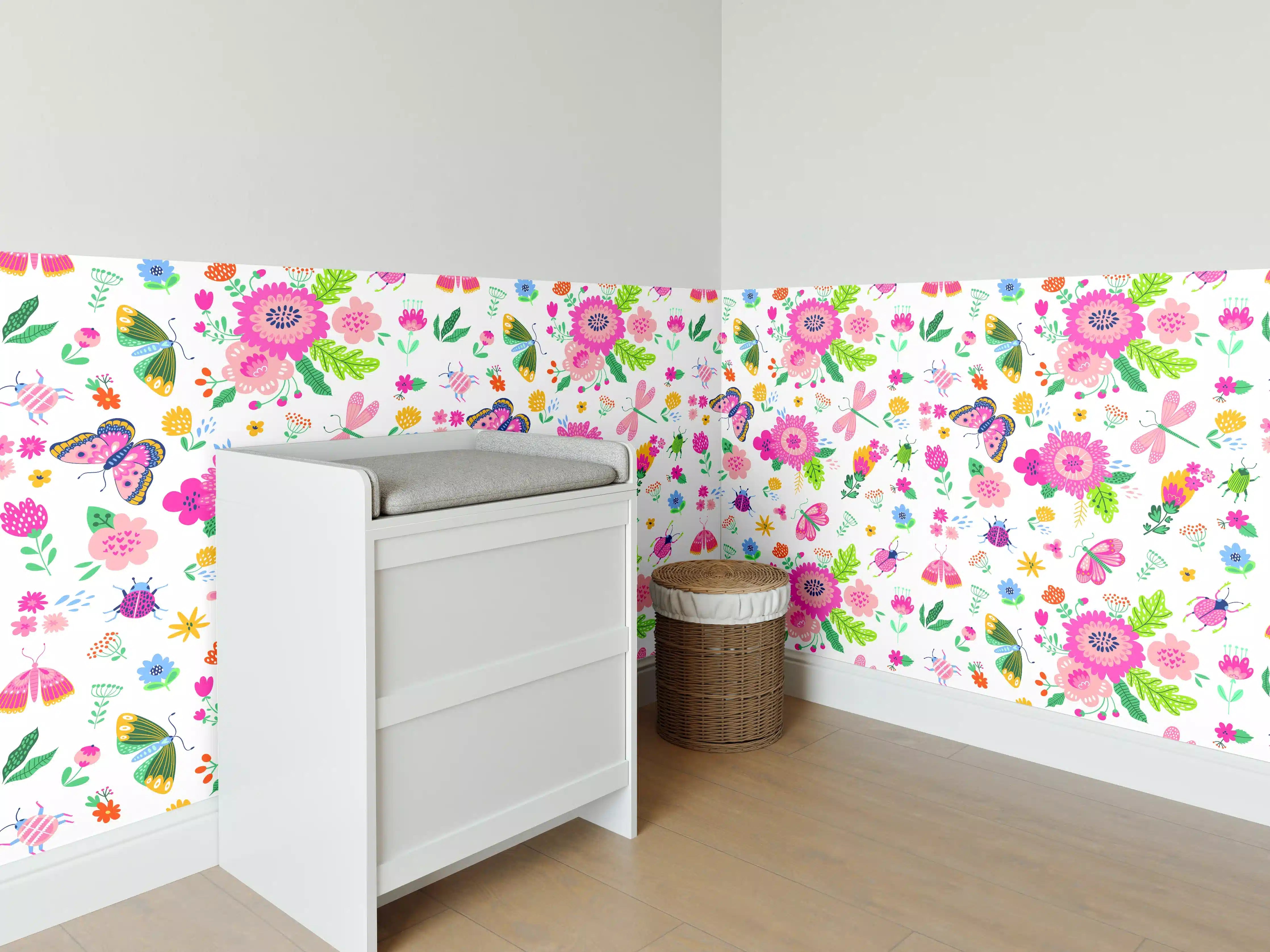 Babyzimmer Wandgestaltung - Bunte Blumenmuster mit Schmetterlingen und Frühlingsfarben