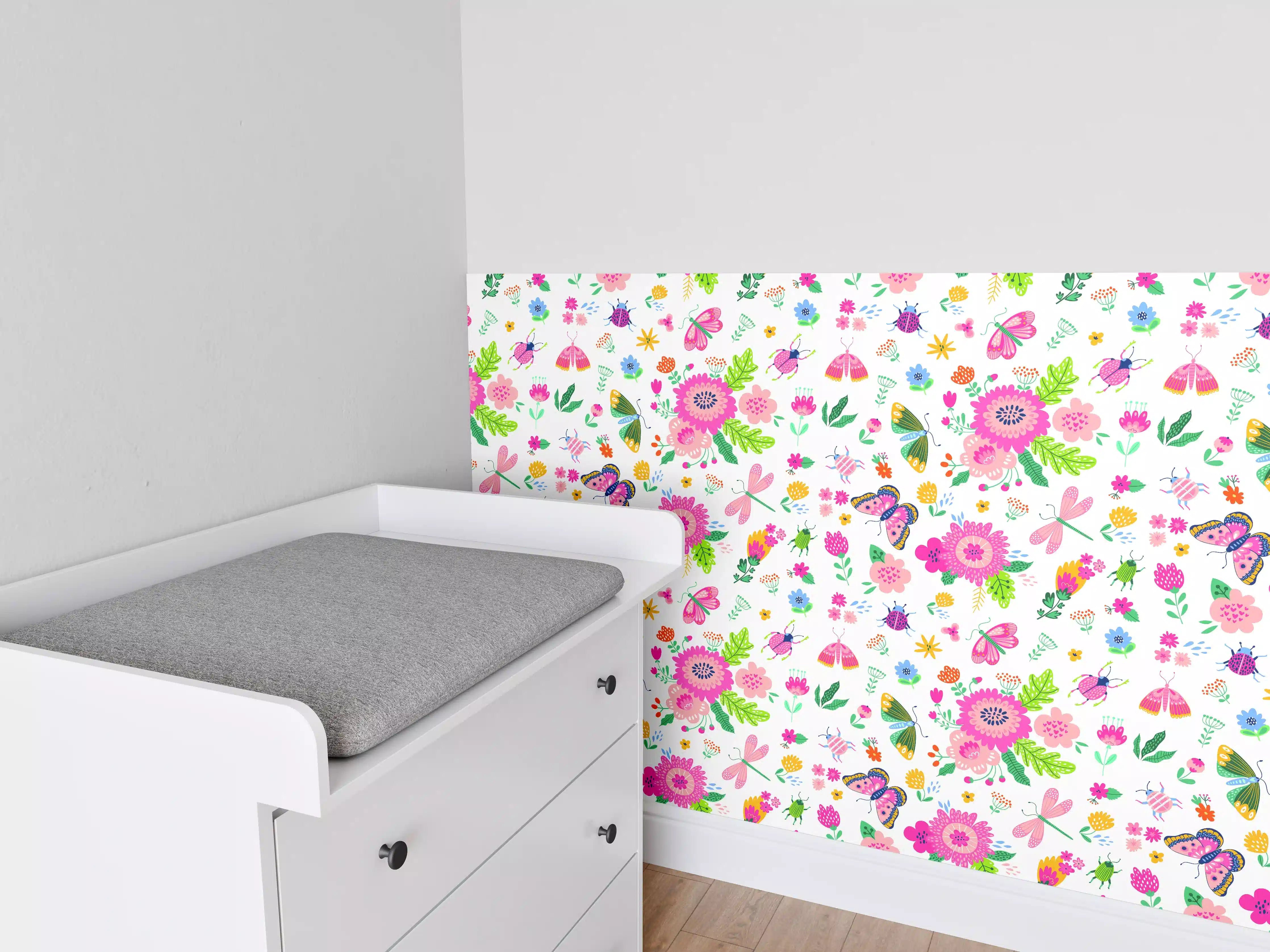Babyzimmer Wandgestaltung - Bunte Blumenmuster mit Schmetterlingen und Frühlingsfarben