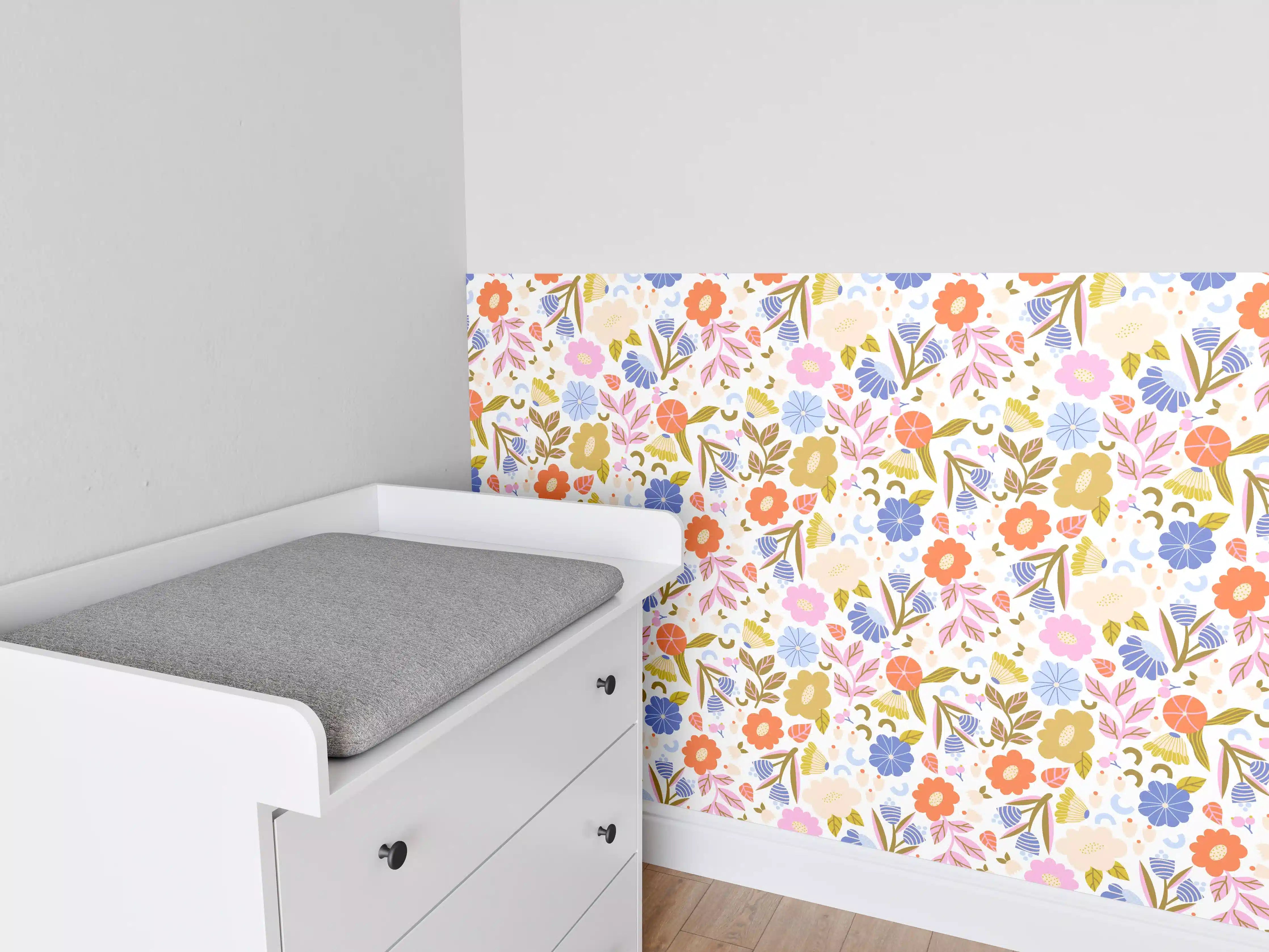 Babyzimmer Wandgestaltung - Bunte Blumenmuster mit hellen Farbtönen