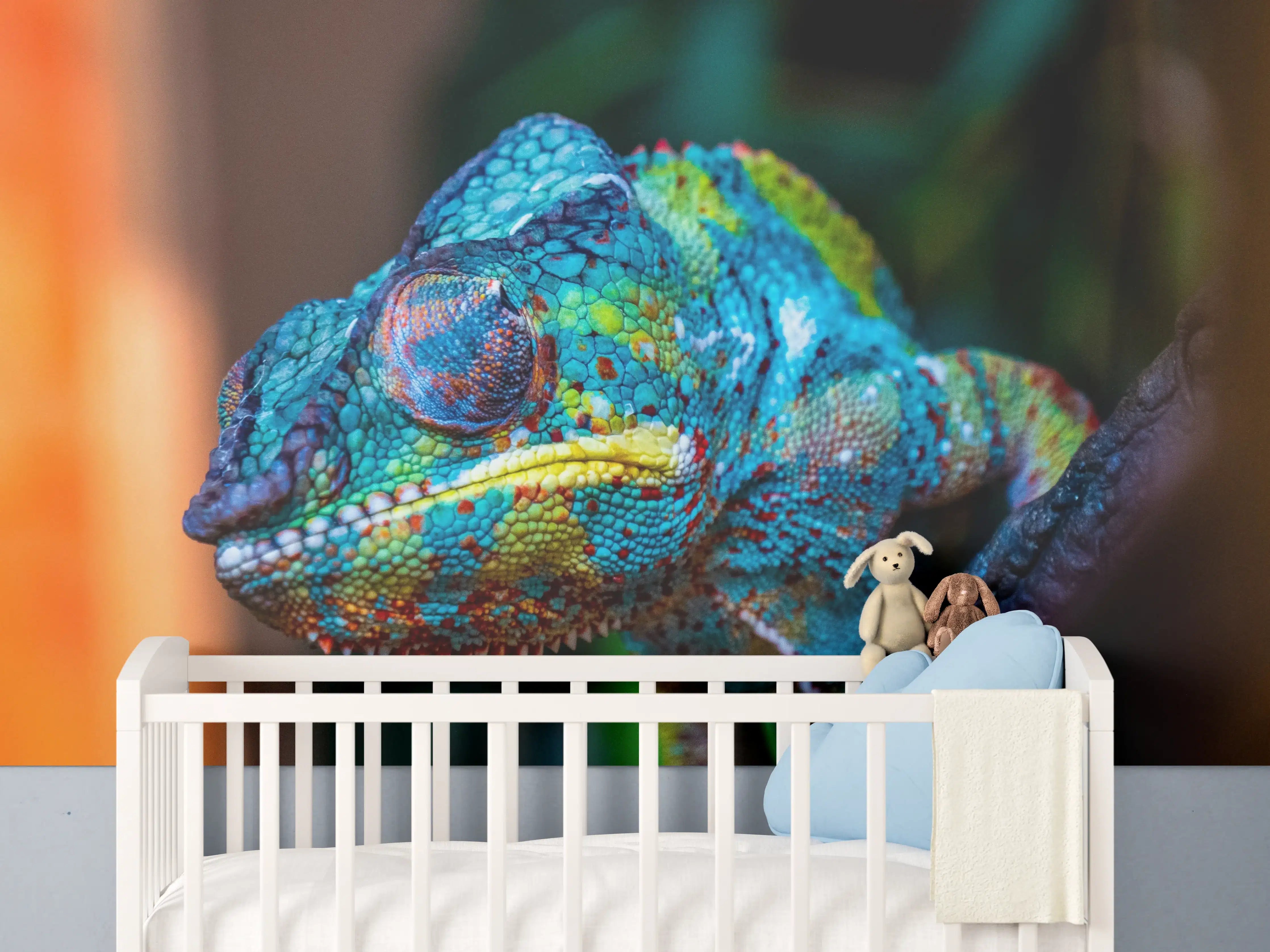 Babyzimmer Wandgestaltung - Bunte Chamäleonaufnahme