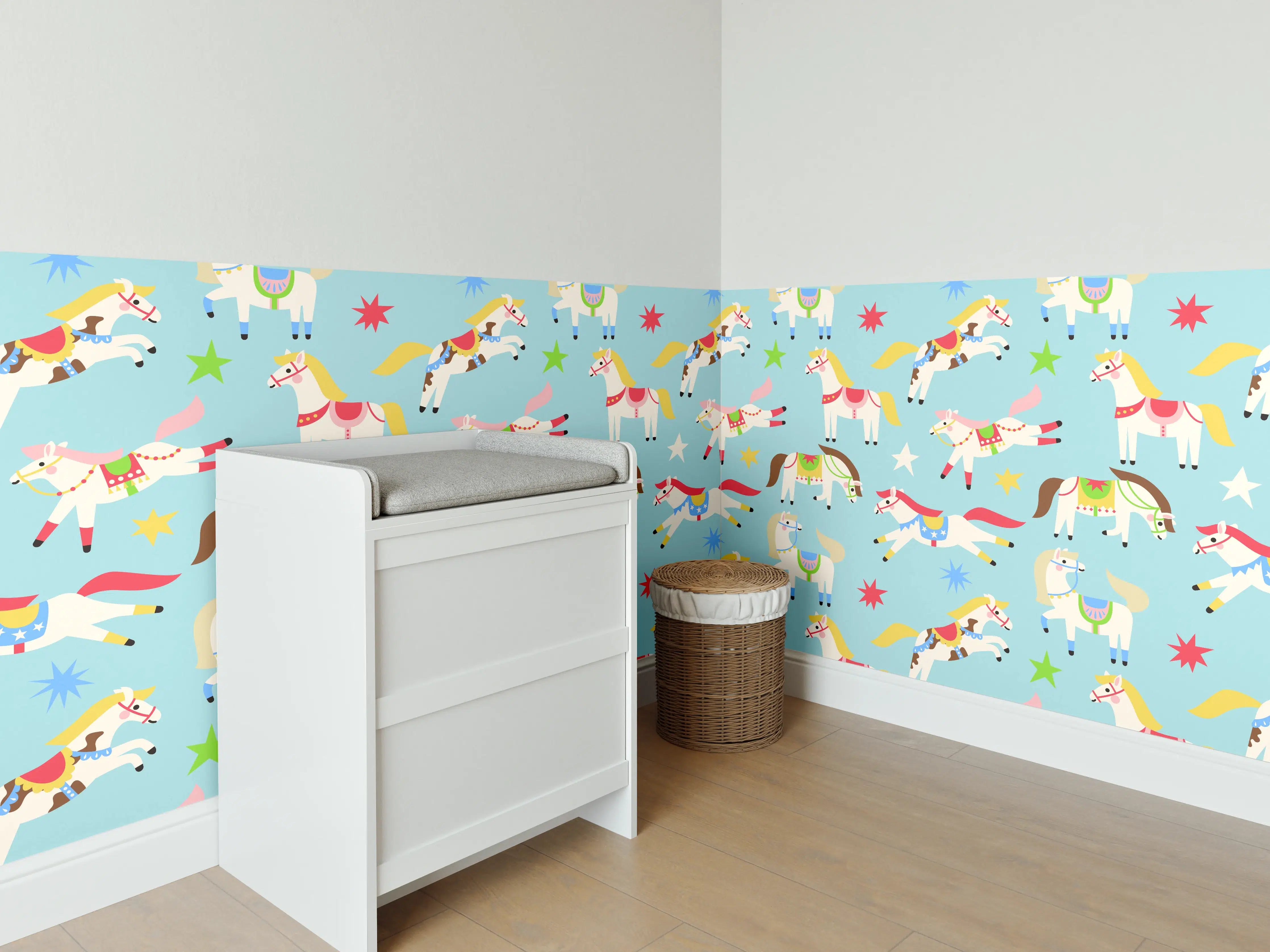 Babyzimmer Wandgestaltung - Bunte Cowboy-Hüte und Lichterketten
