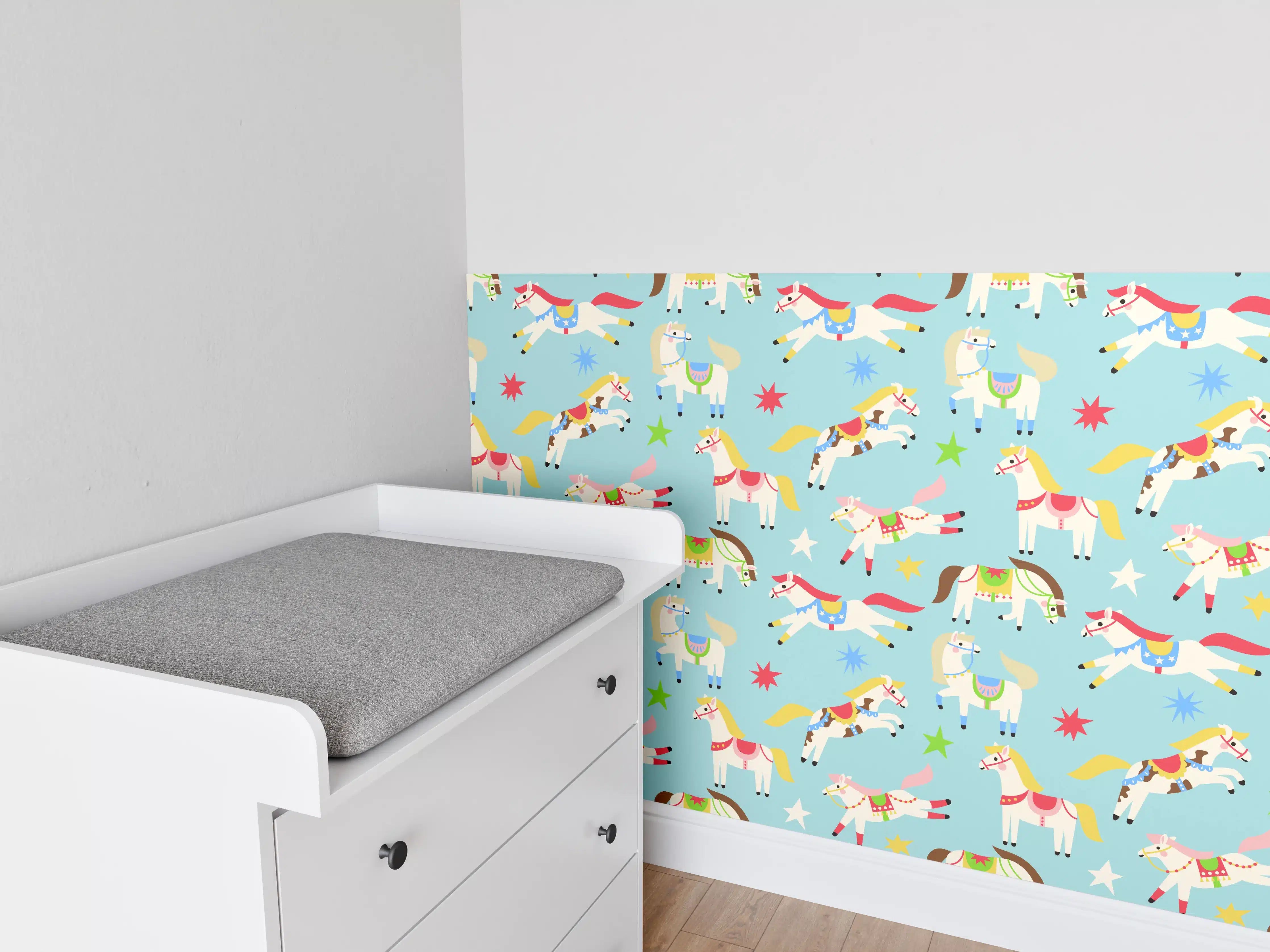 Babyzimmer Wandgestaltung - Bunte Cowboy-Hüte und Lichterketten
