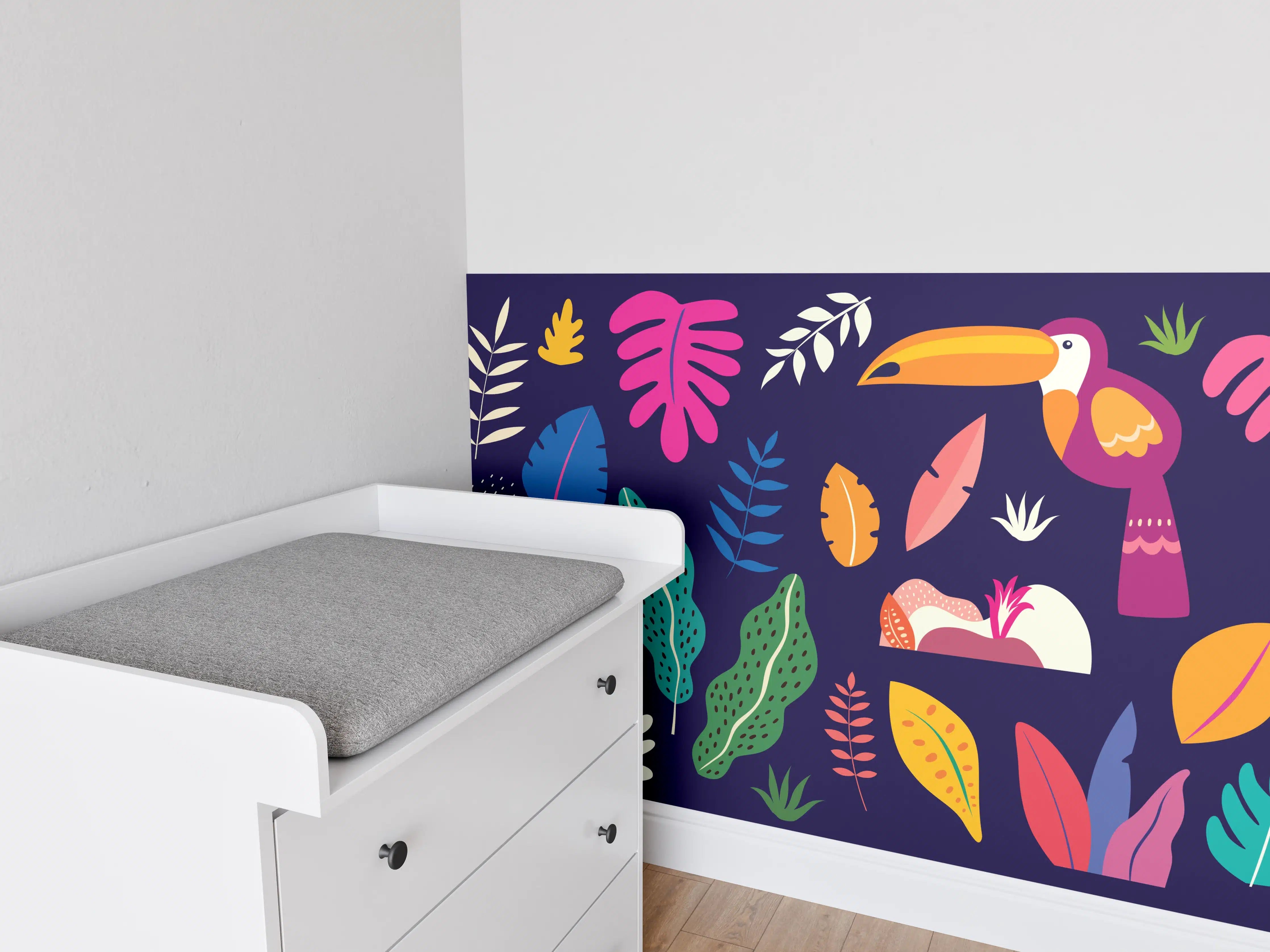 Babyzimmer Wandgestaltung - Bunte Dschungelwelt mit tropischen Tieren und Pflanzen