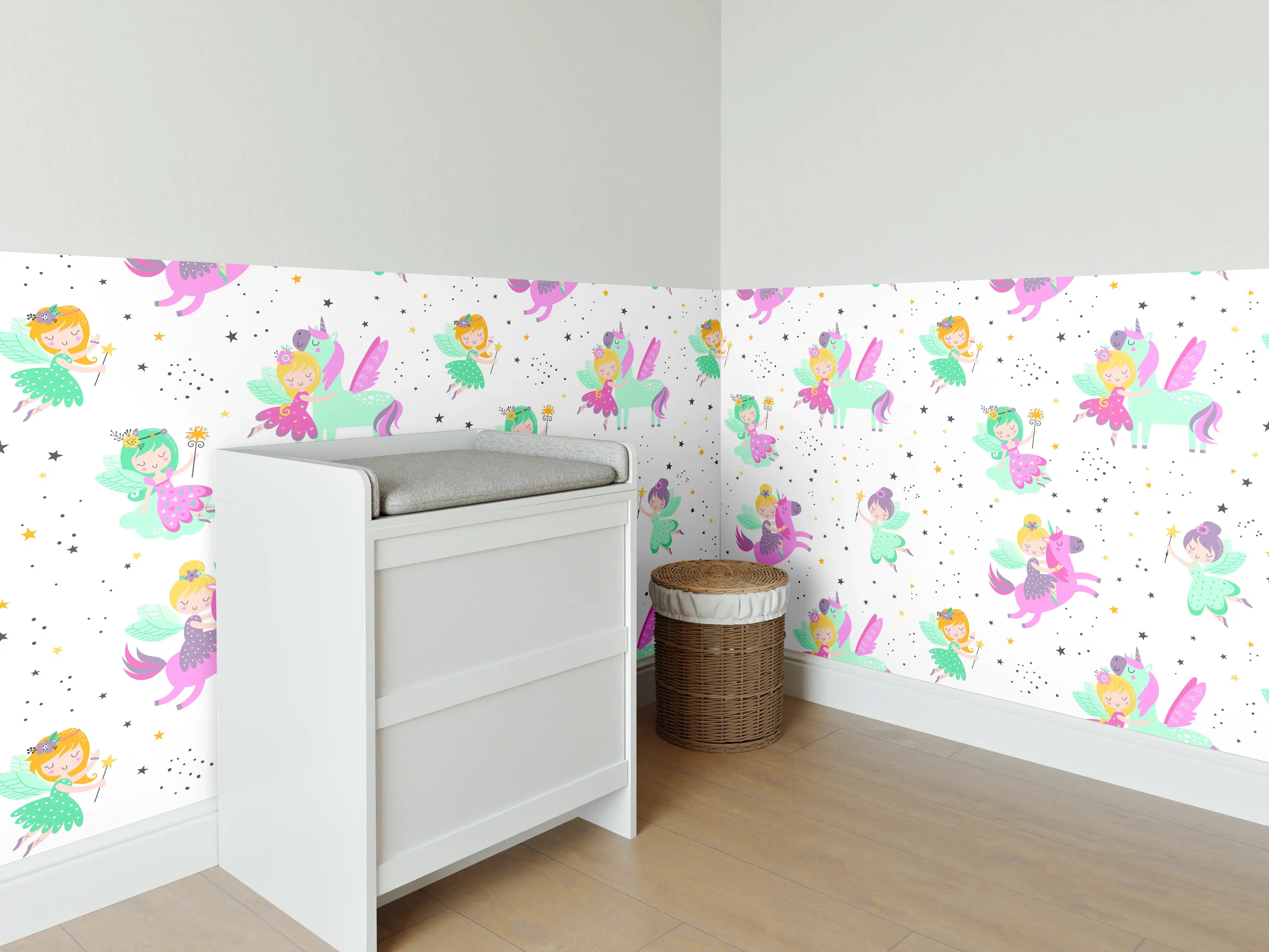 Babyzimmer Wandgestaltung - Bunte Einhorn- und Fee-Motive im Muster