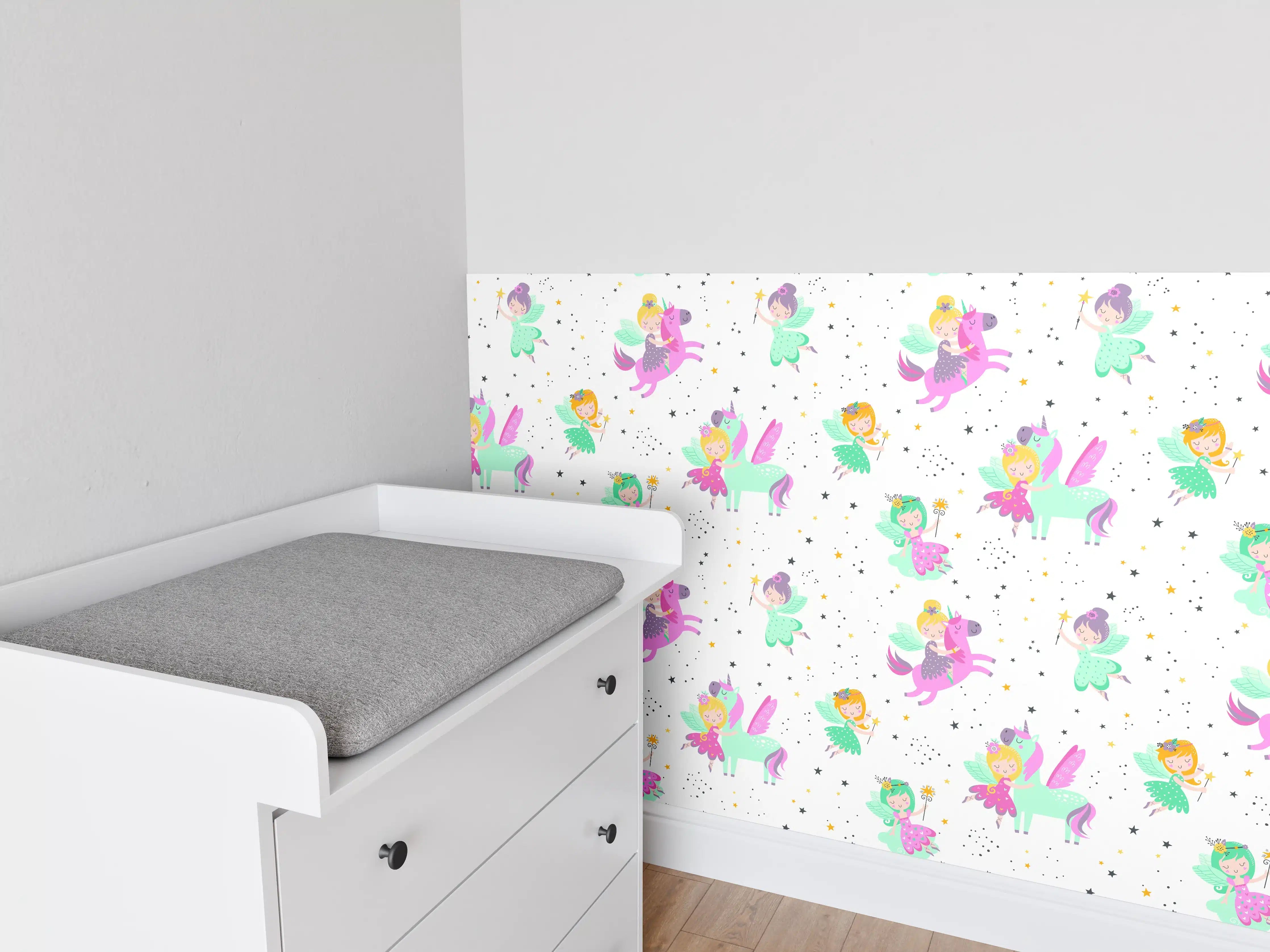 Babyzimmer Wandgestaltung - Bunte Einhorn- und Fee-Motive im Muster