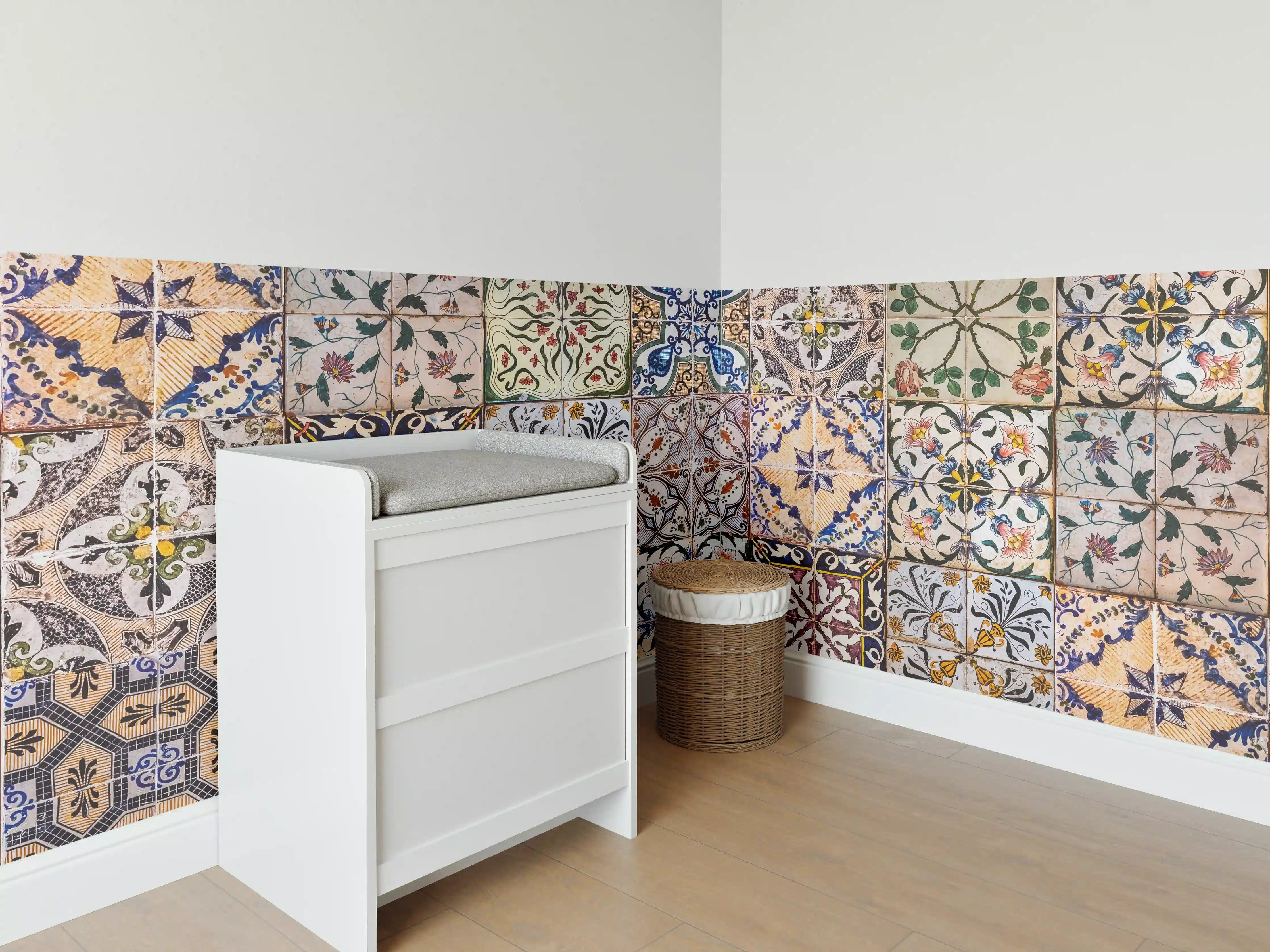 Babyzimmer Wandgestaltung - Bunte Fliesenmuster in mediterranem Stil
