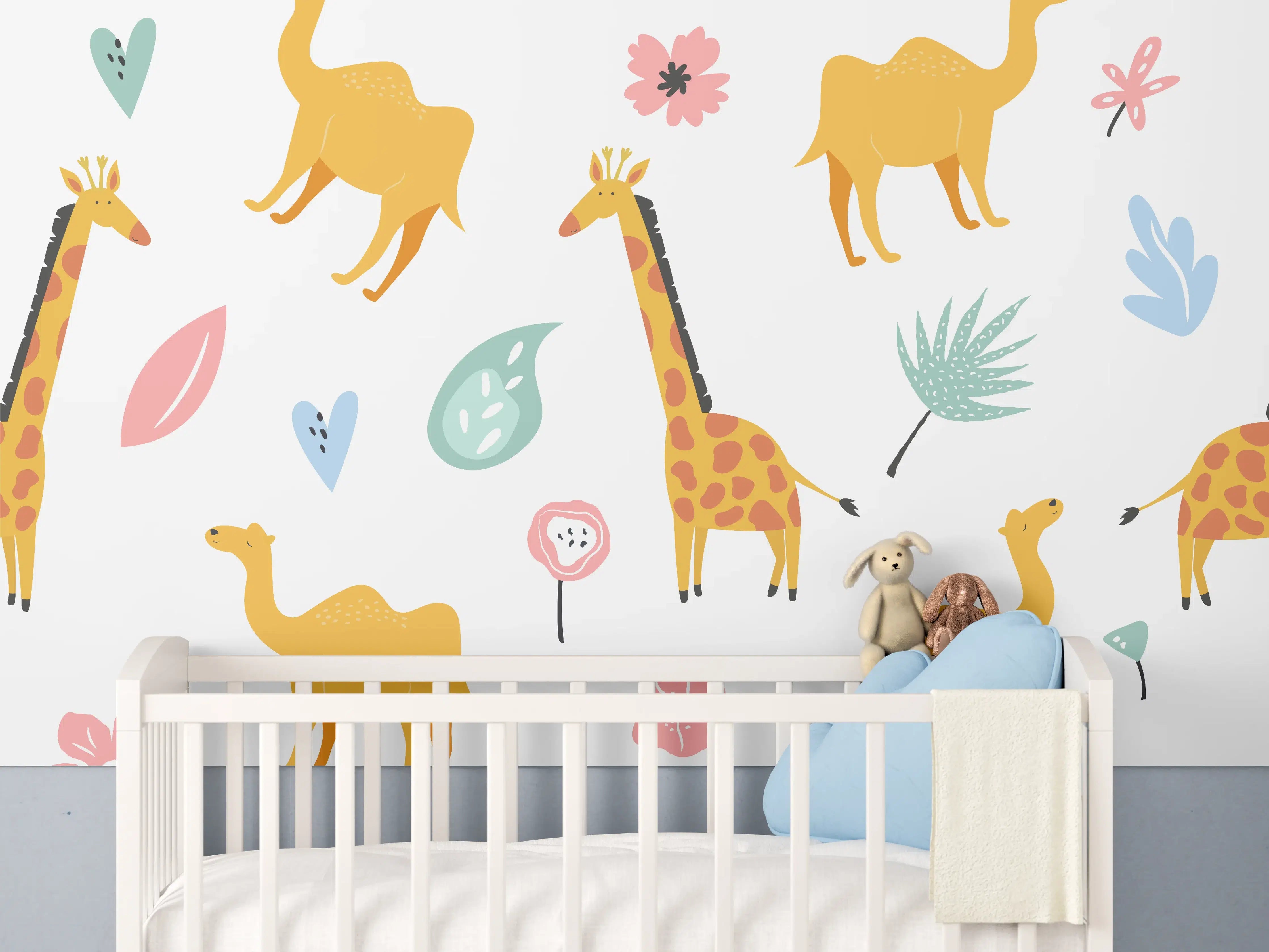 Babyzimmer Wandgestaltung - Bunte Giraffen & Blumen Muster
