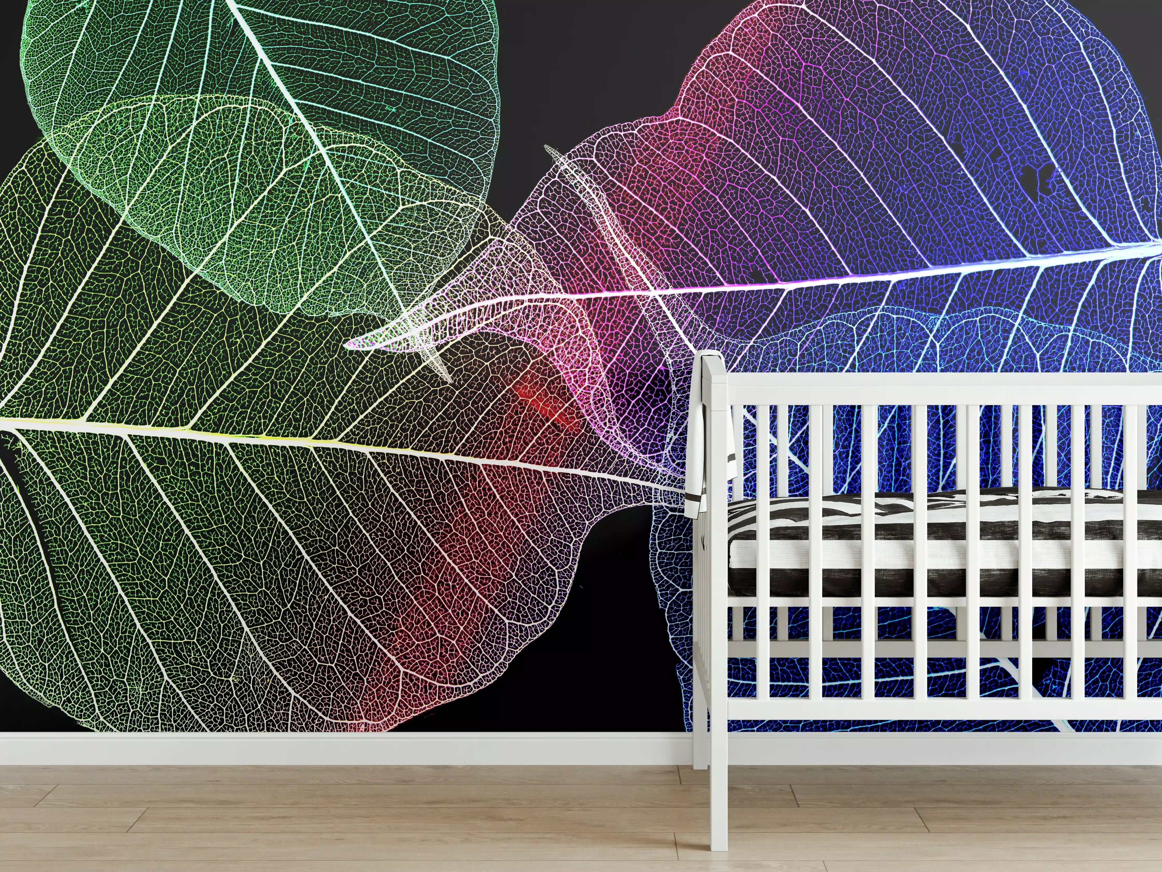 Babyzimmer Wandgestaltung - Bunte Laubtextur auf Schwarz