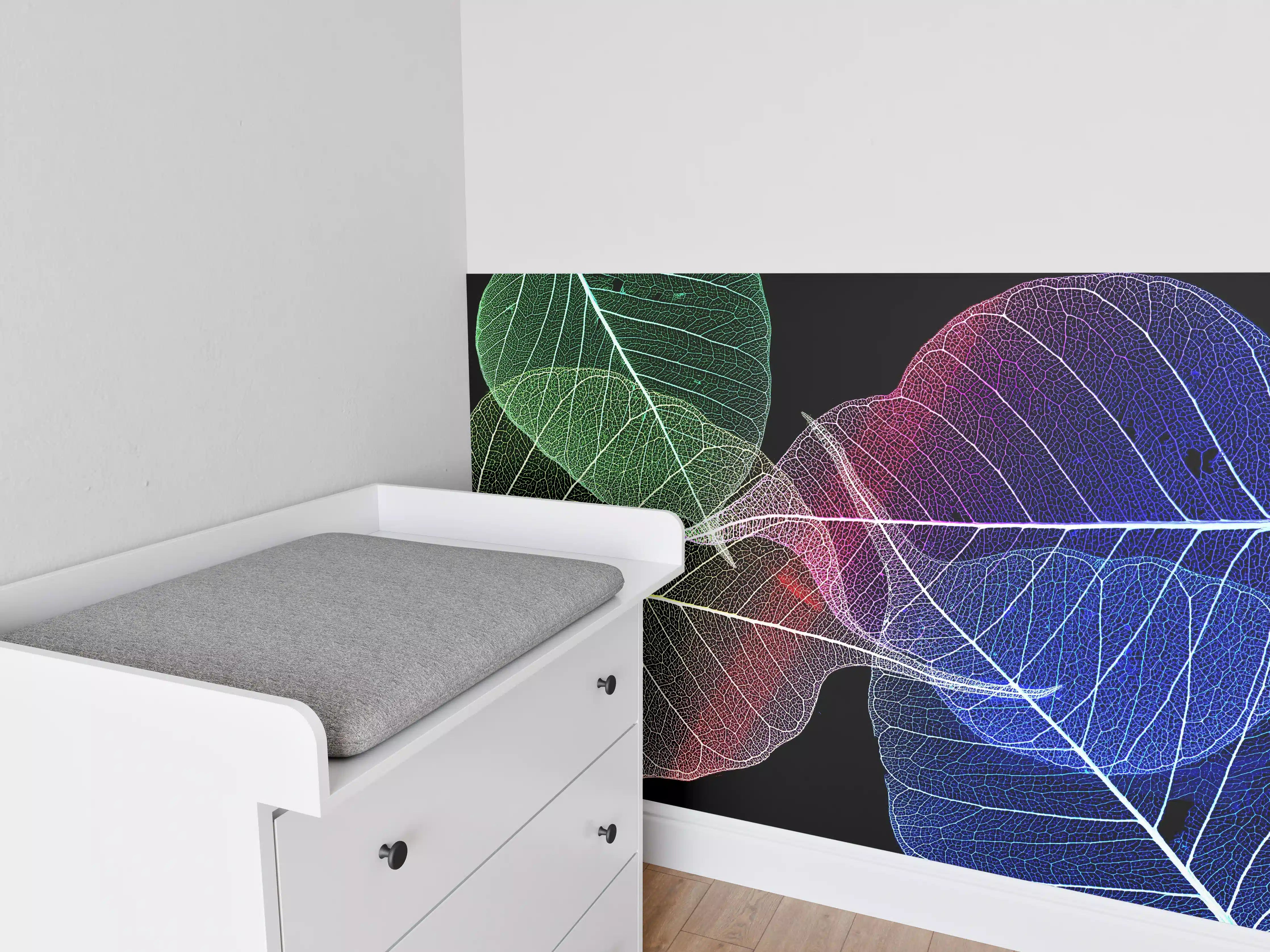 Babyzimmer Wandgestaltung - Bunte Laubtextur auf Schwarz