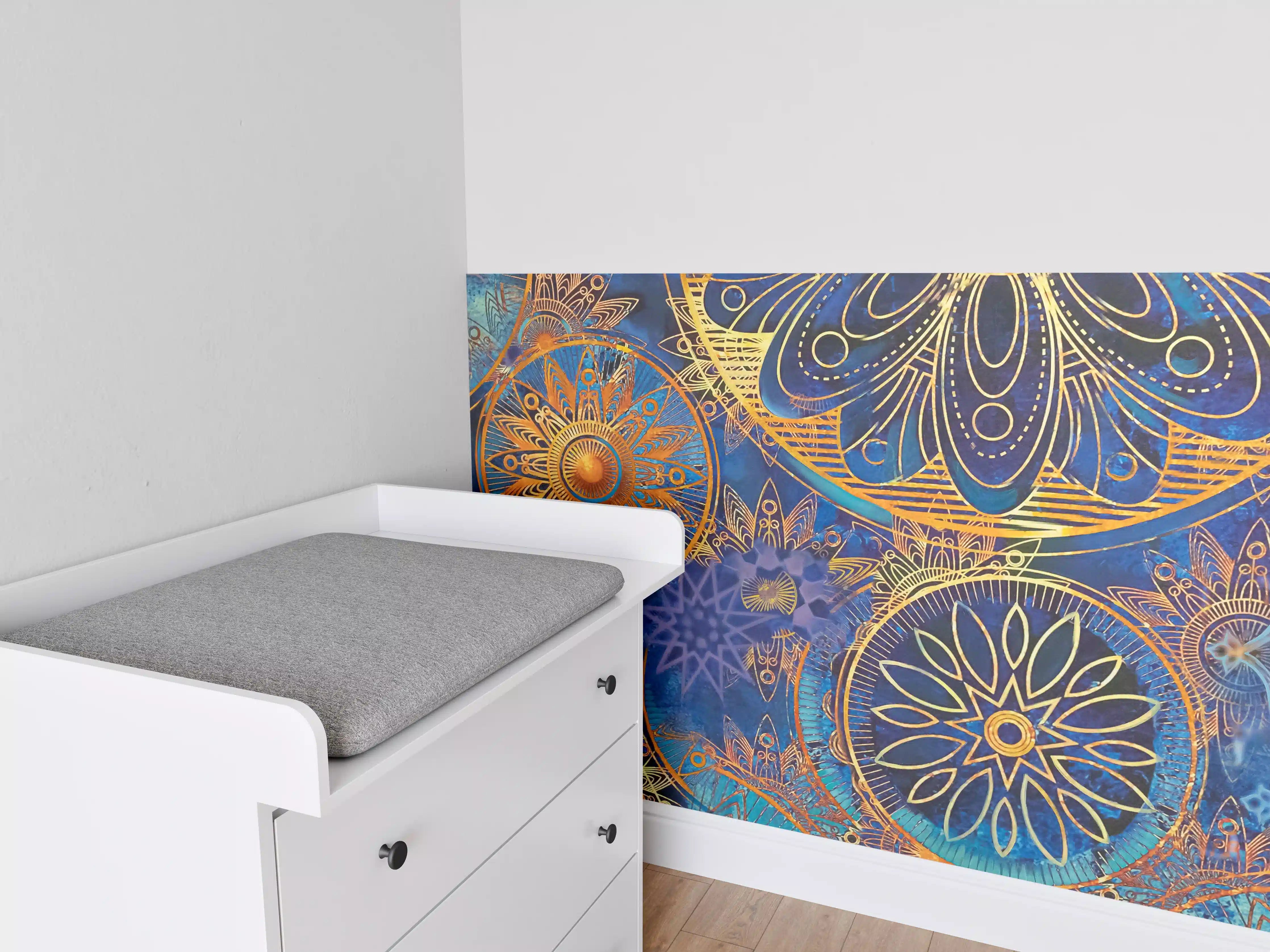 Babyzimmer Wandgestaltung - Bunte Mandala-Designs mit goldenen Akzenten