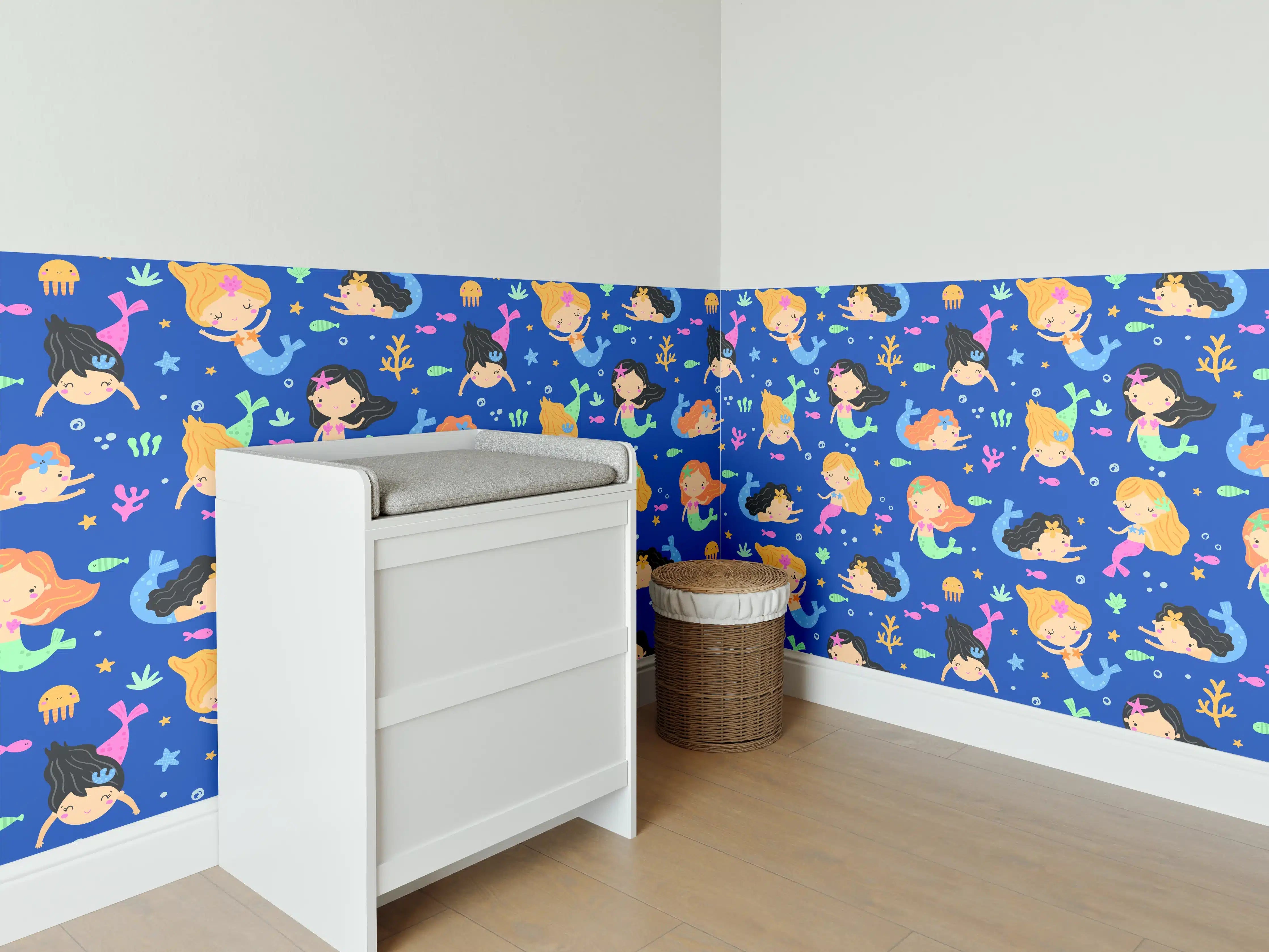 Babyzimmer Wandgestaltung - Bunte Meerjungfrauen und Fische auf blauer Grund