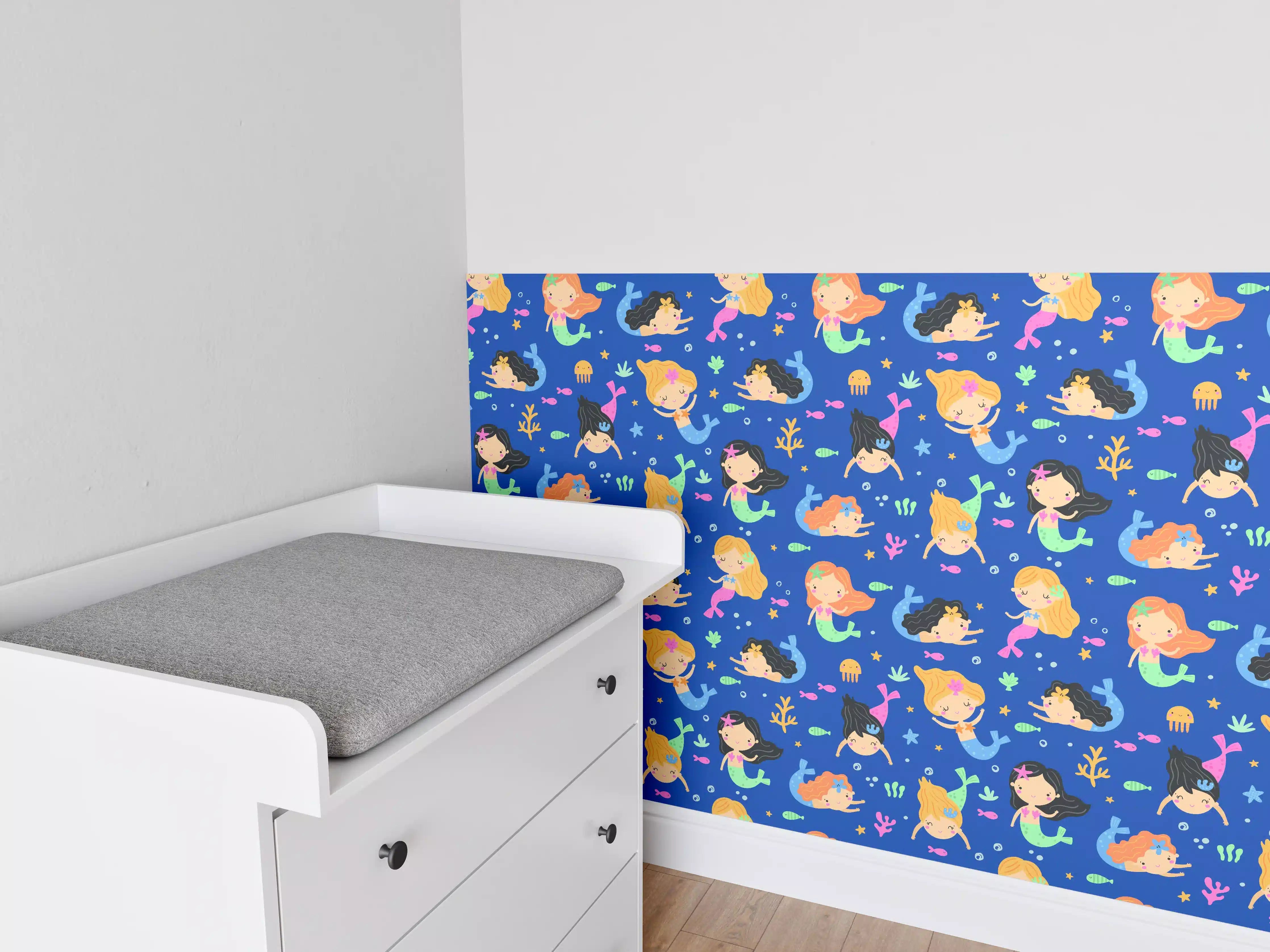 Babyzimmer Wandgestaltung - Bunte Meerjungfrauen und Fische auf blauer Grund