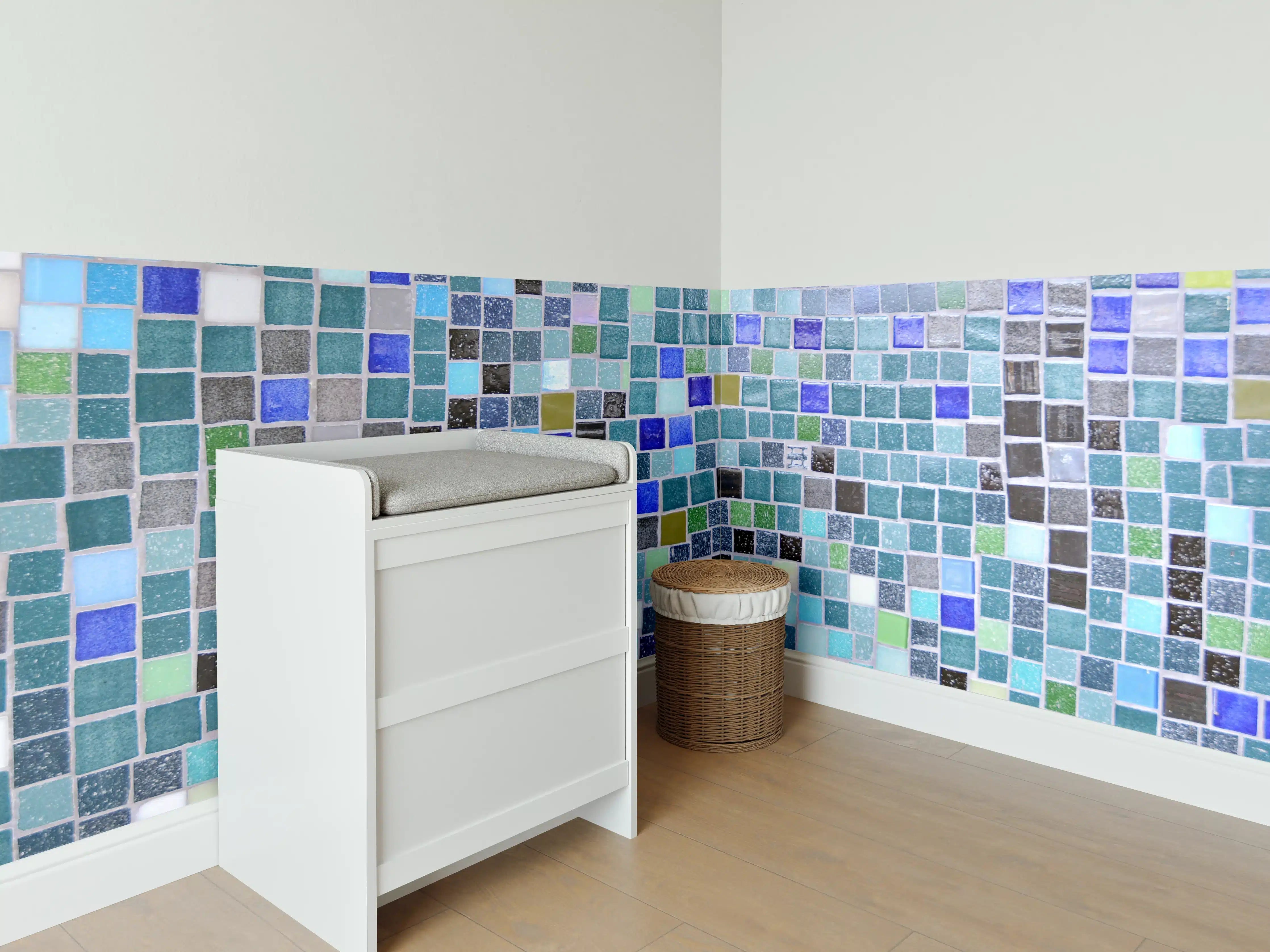Babyzimmer Wandgestaltung - Bunte Mosaikfliesen-Wand