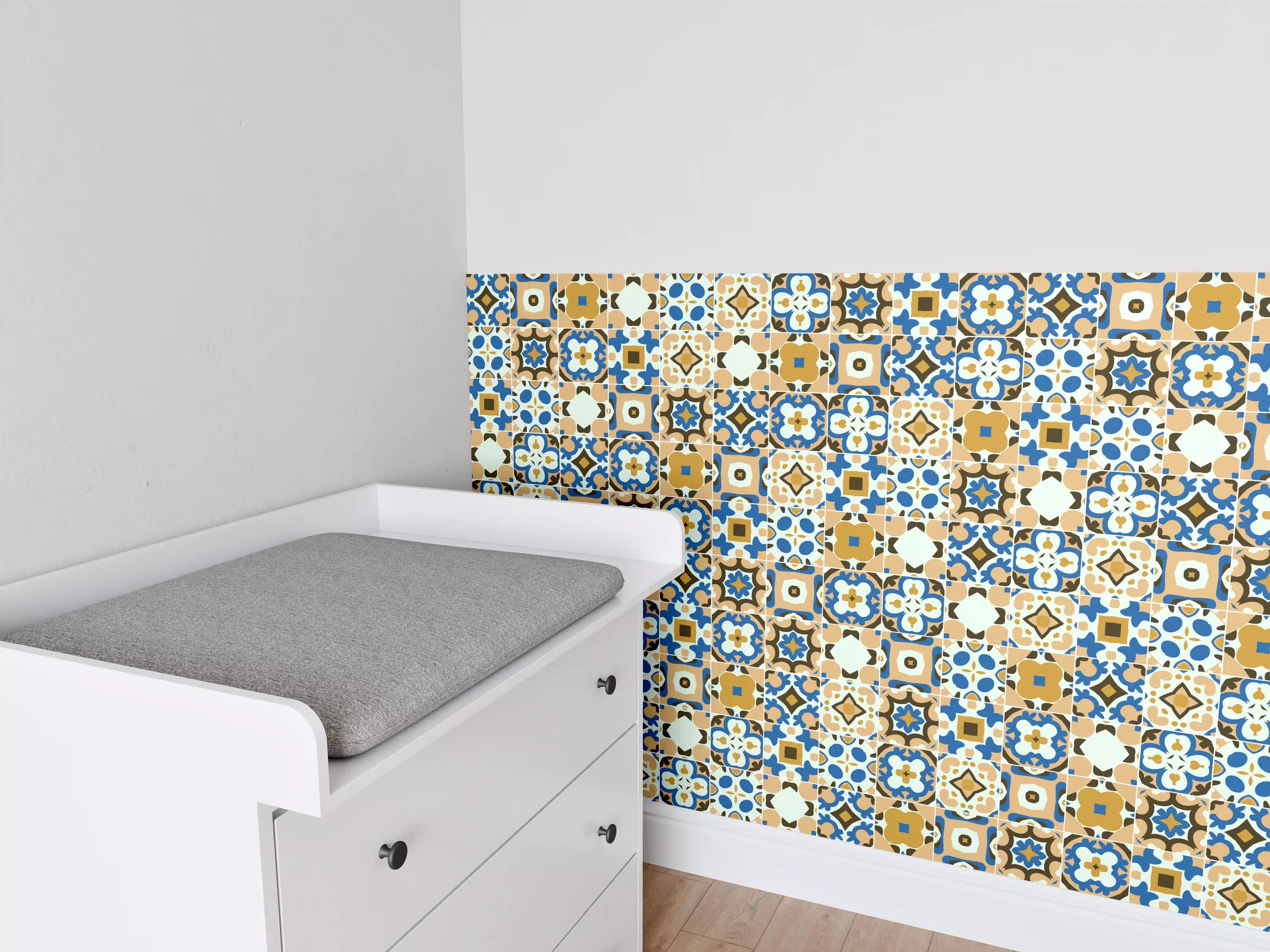 Babyzimmer Wandgestaltung - Bunte Mosaikfliesen in Blau, Gold und Weiß