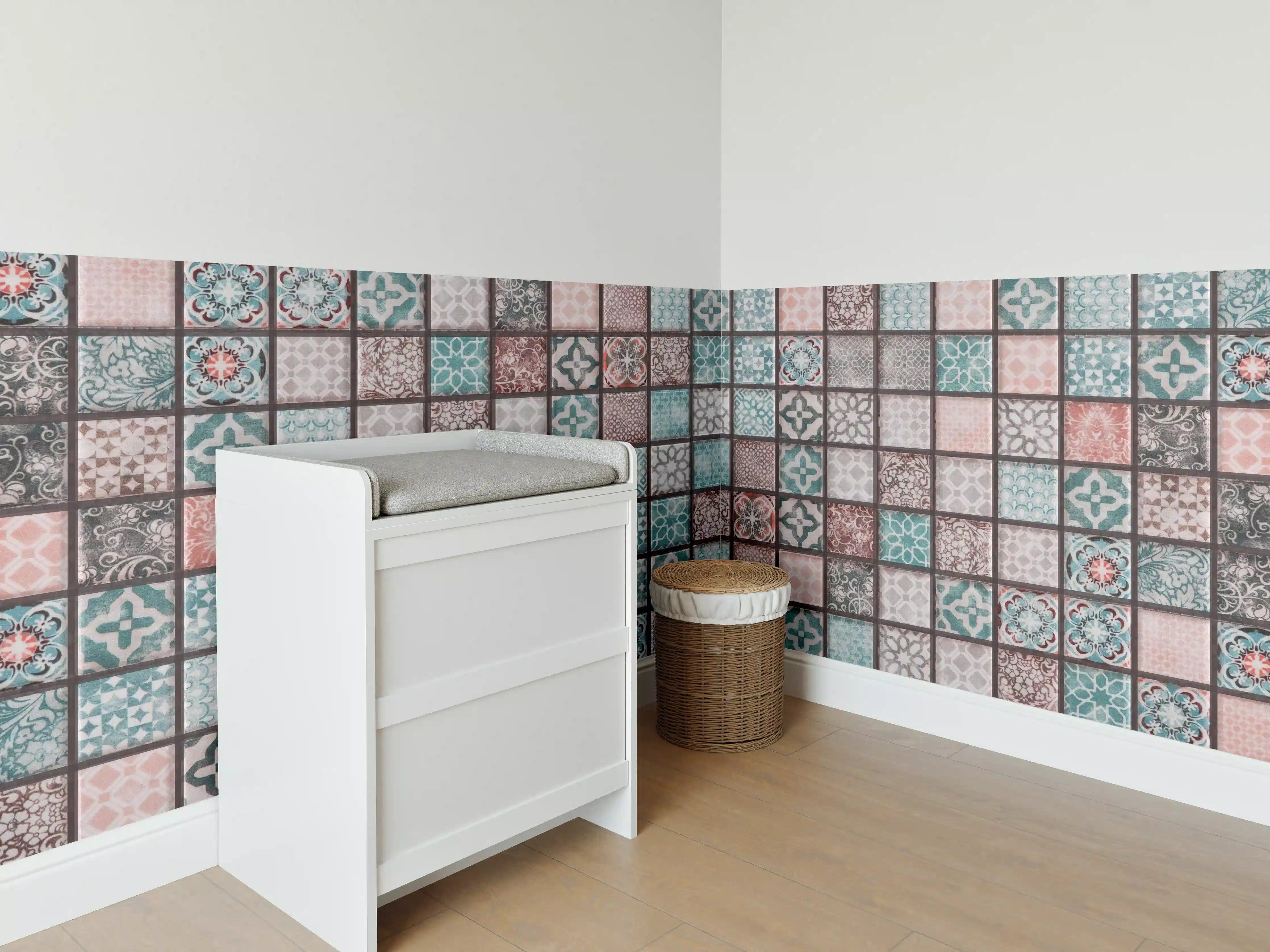 Babyzimmer Wandgestaltung - Bunte Mosaikfliesen in Pastellfarben