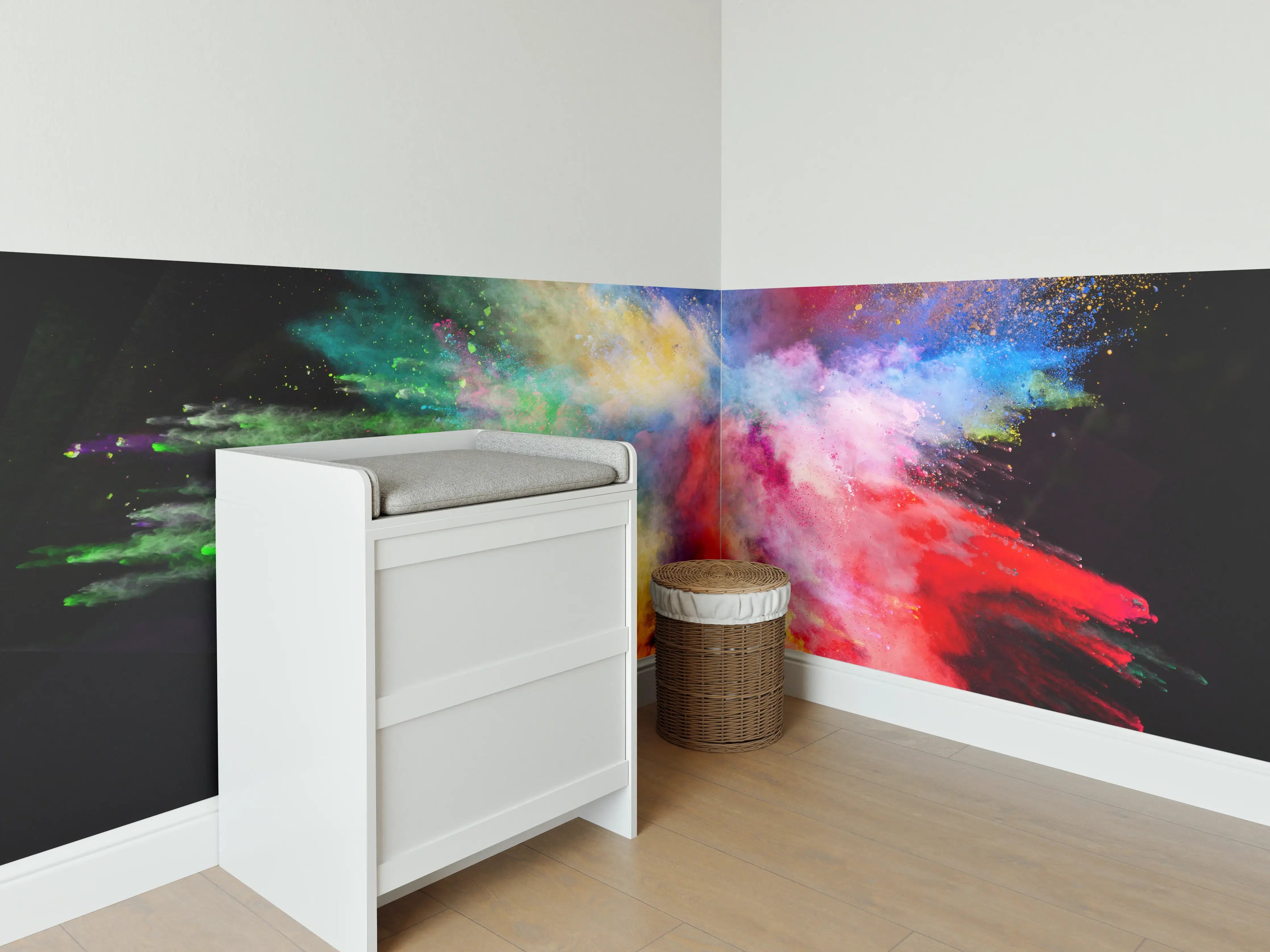 Babyzimmer Wandgestaltung - Bunte Pulverexplosion auf schwarzem Hintergrund