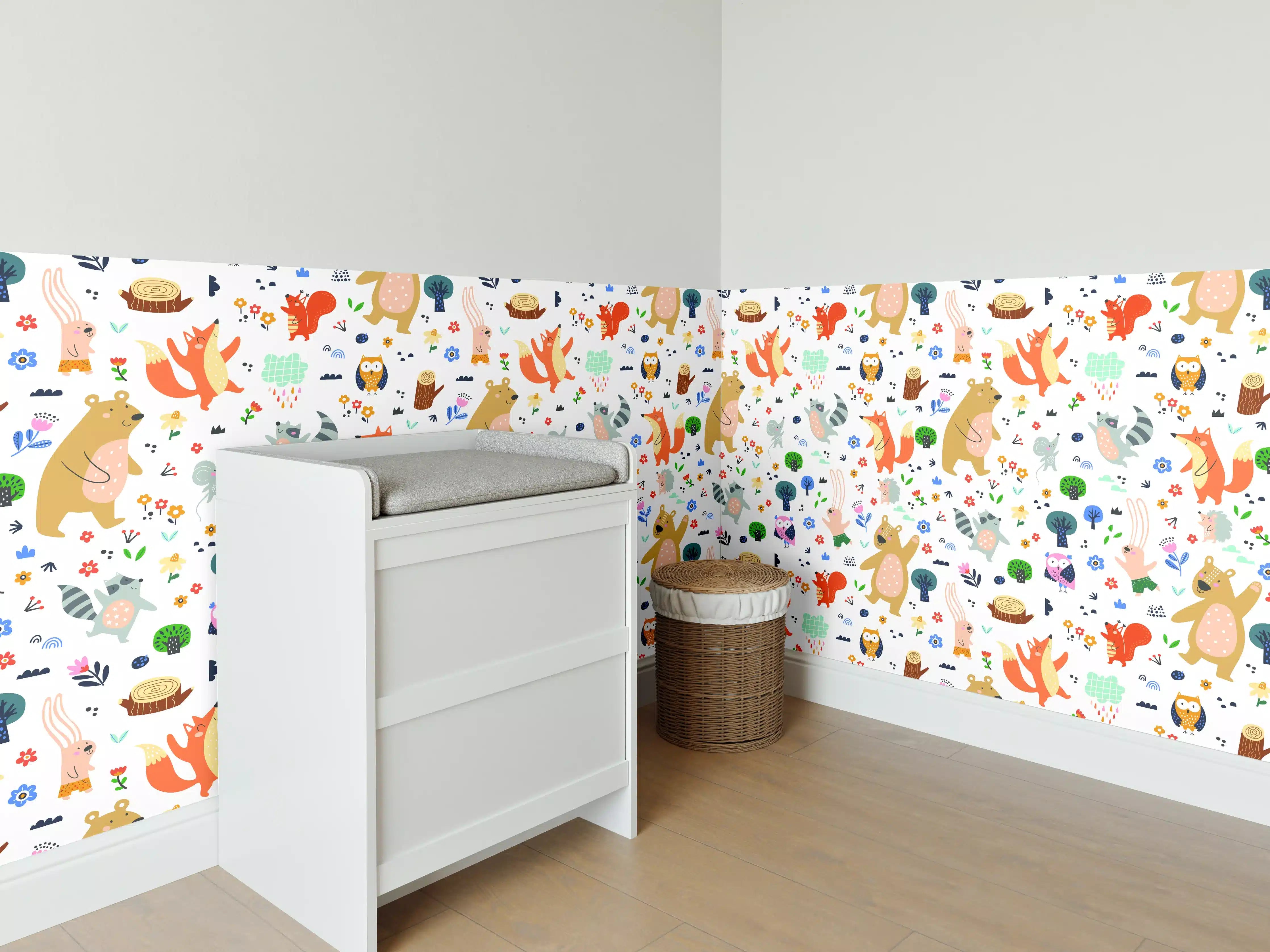 Babyzimmer Wandgestaltung - Bunte Safari-Wandkunst mit Tieren