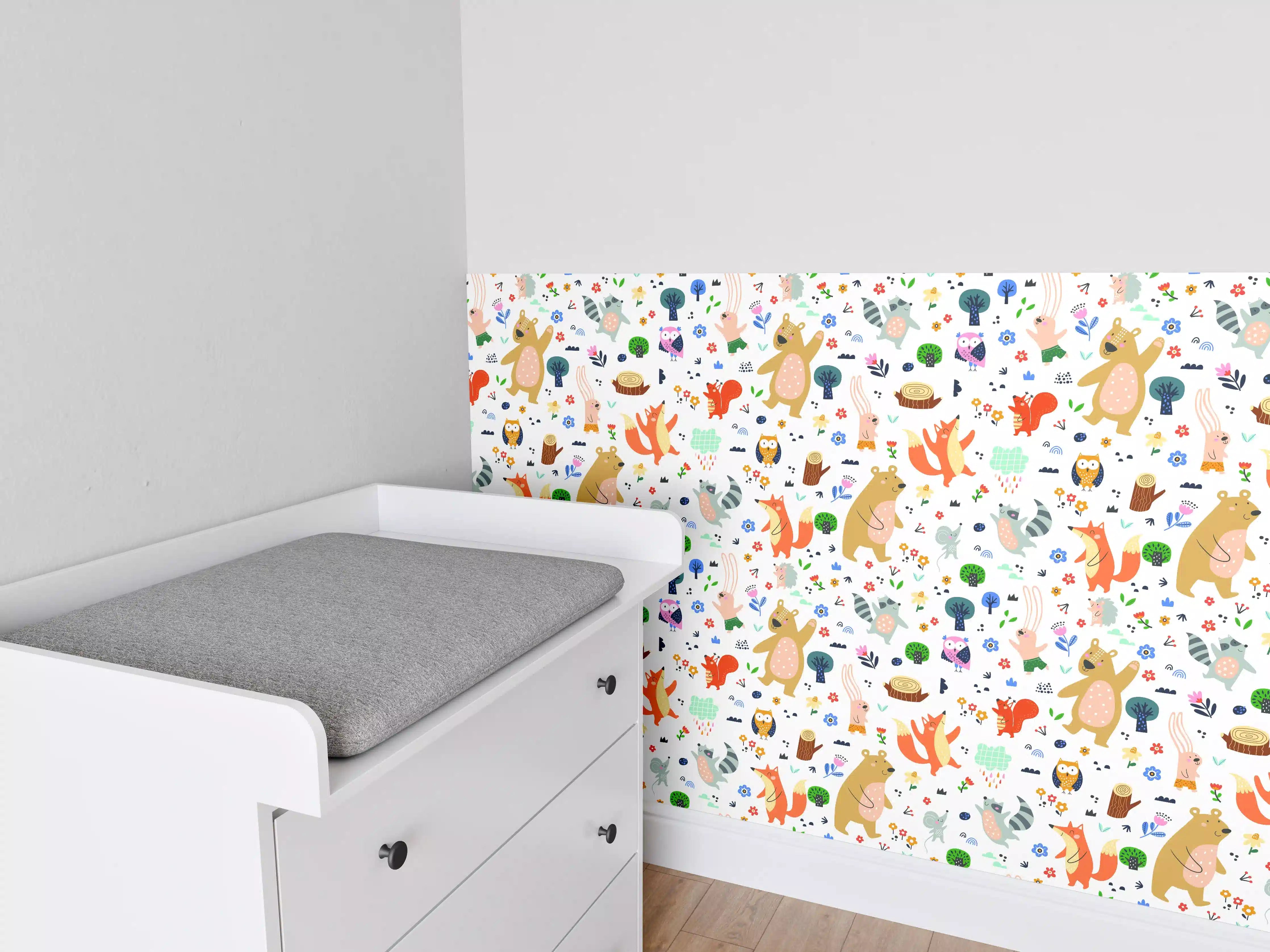 Babyzimmer Wandgestaltung - Bunte Safari-Wandkunst mit Tieren